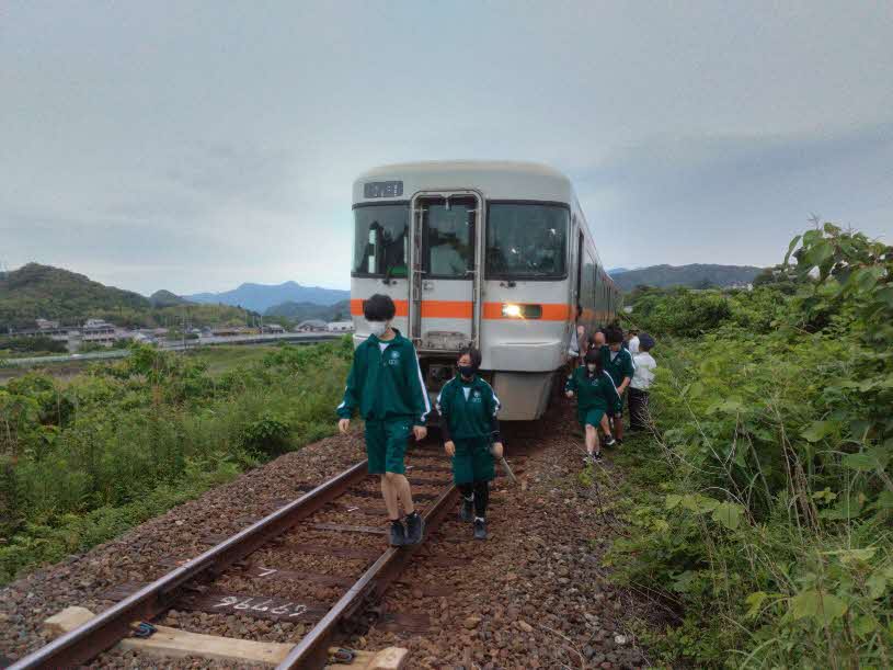 JRCentral_OFL's tweet photo. 【もし列車内で地震が発生したら】

津波は短時間で到着する可能性があります。

・落ち着いて行動
・乗務員の指示に従う
・周囲と協力して避難　　　を心がけてください

当社では、沿線高校と連携した避難訓練も実施しています。
事前の備えが大切です。 https://t.co/JqvDDXrXeK