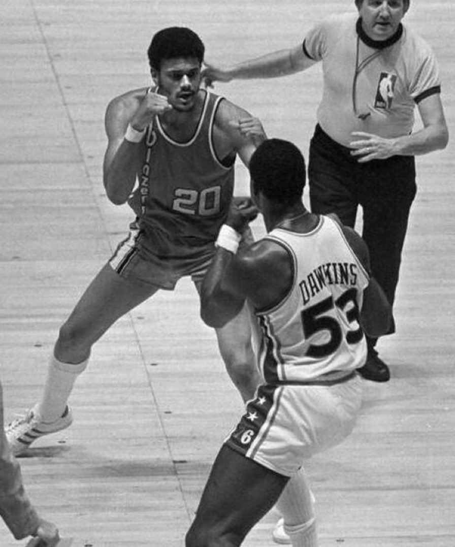 timelesssports_'s tweet photo. 5/26/1977.

Darryl Dawkins and Maurice Lucas square up in NBA Finals. 📸 https://t.co/cGl9ljVV4x
