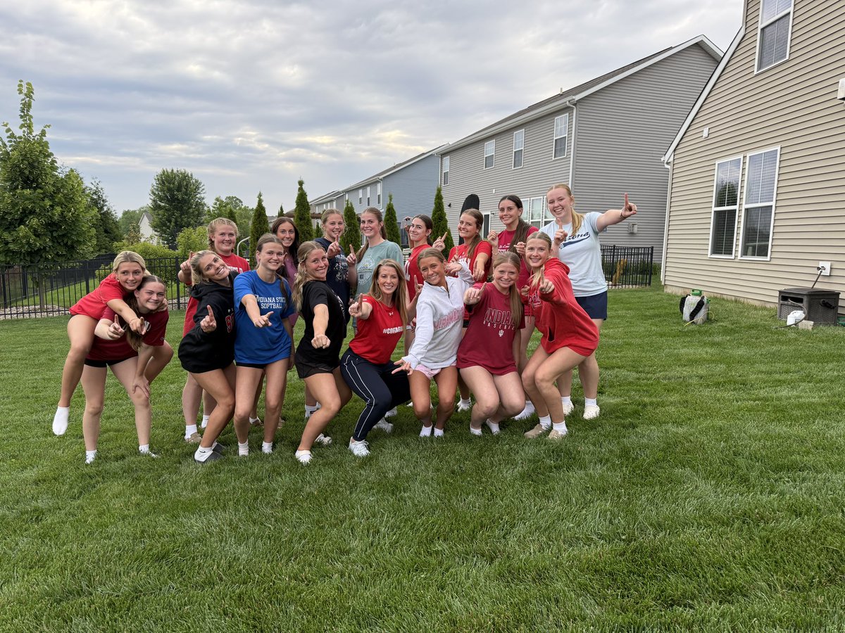 RedPride_SB's tweet photo. Sectional dinner with some team bonding and a special guest! Thank you so much Amber Kivett for coming out to coach these girls and get them ready for tournament! 

Featuring our corn hole champions! Thank you to the Fish family for hosting! See you TOMORROW at Pike at 7:30! 💙❤️ https://t.co/VwmGyH90nj