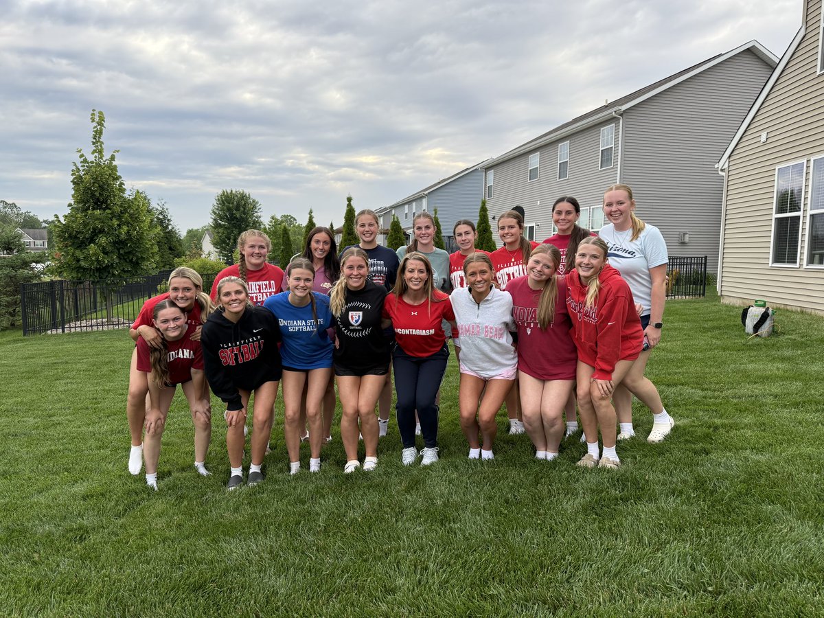 RedPride_SB's tweet photo. Sectional dinner with some team bonding and a special guest! Thank you so much Amber Kivett for coming out to coach these girls and get them ready for tournament! 

Featuring our corn hole champions! Thank you to the Fish family for hosting! See you TOMORROW at Pike at 7:30! 💙❤️ https://t.co/VwmGyH90nj