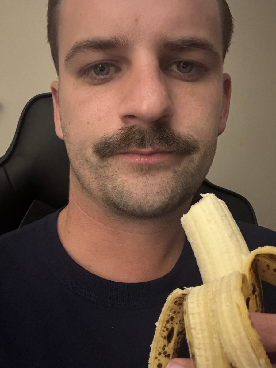 DavidHall96's tweet photo. Idk what else to do with my Cubs depression, so I’m eating a banana. Might be my first post-9:30pm banana since I was 5 years old #Cubs #10Straight #Banana https://t.co/14FyEwb9QF