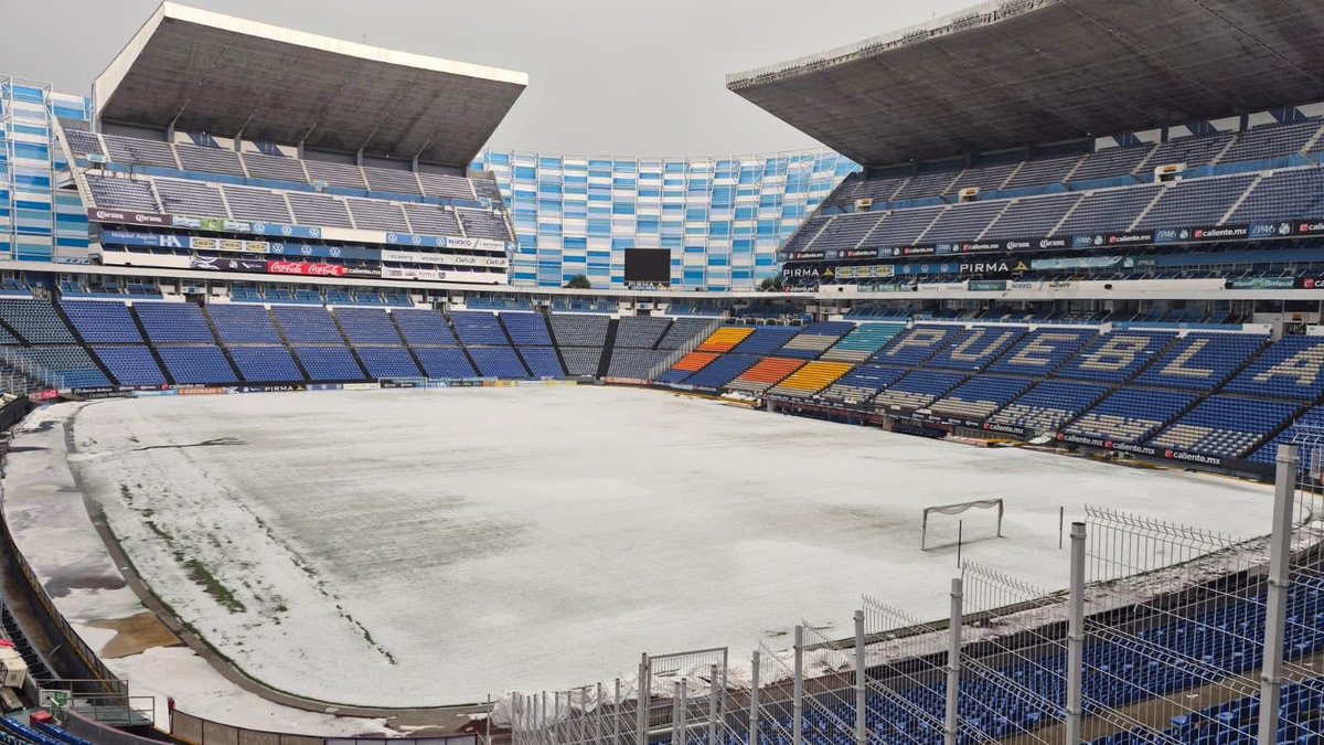 laredcincoradio's tweet photo. ⛈️|| El Estadio Cuauhtémoc quedó cubierto de blanco luego de la fuerte granizada registrada este día en la ciudad de Puebla. https://t.co/vtXHz9umYZ