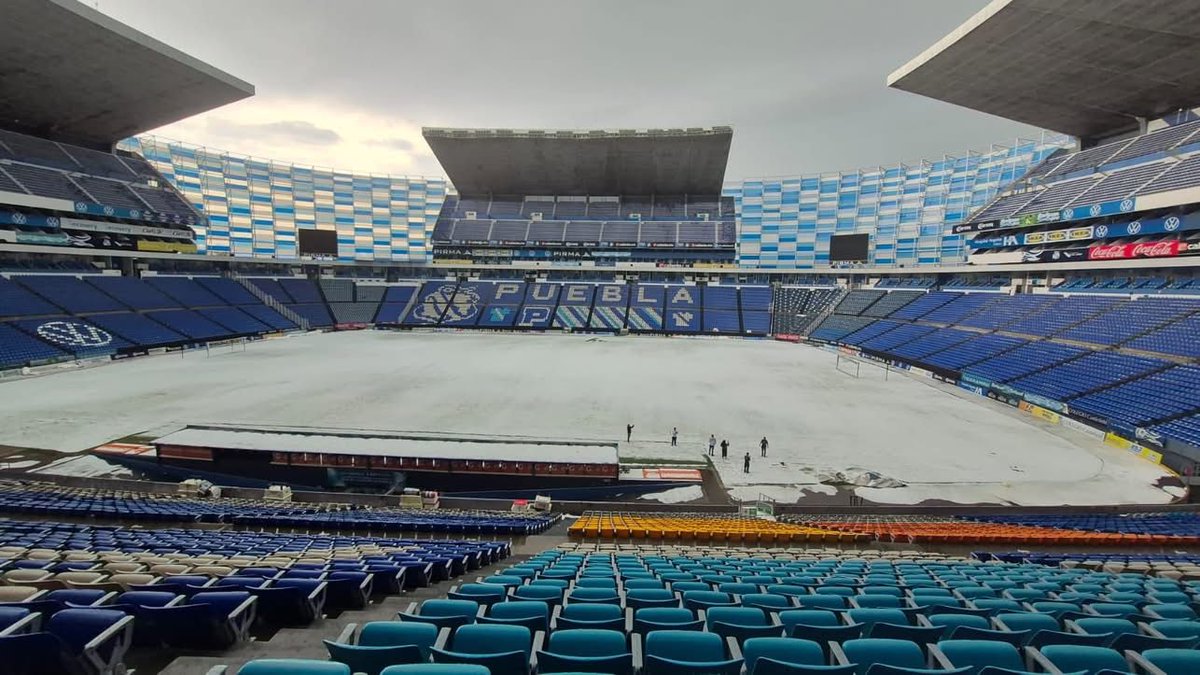 laredcincoradio's tweet photo. ⛈️|| El Estadio Cuauhtémoc quedó cubierto de blanco luego de la fuerte granizada registrada este día en la ciudad de Puebla. https://t.co/vtXHz9umYZ