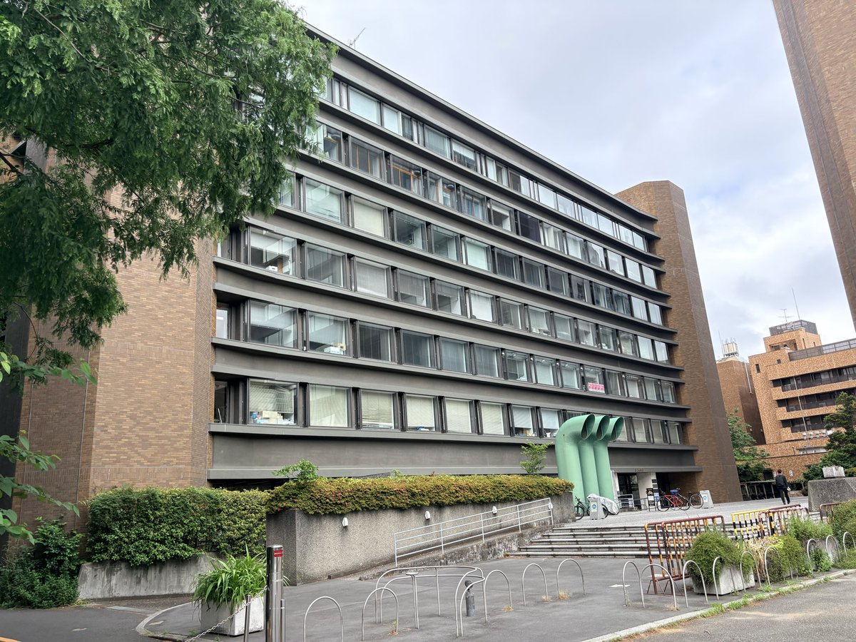 emiyasuda's tweet photo. 今日は昨年から2コマ担当させていただいてる東大大学院看護管理学特論Ⅰの非常勤で久しぶりに本郷！研究室があった第二本部棟がお変わりなく懐かしすぎる。 https://t.co/ASTAcQlILT
