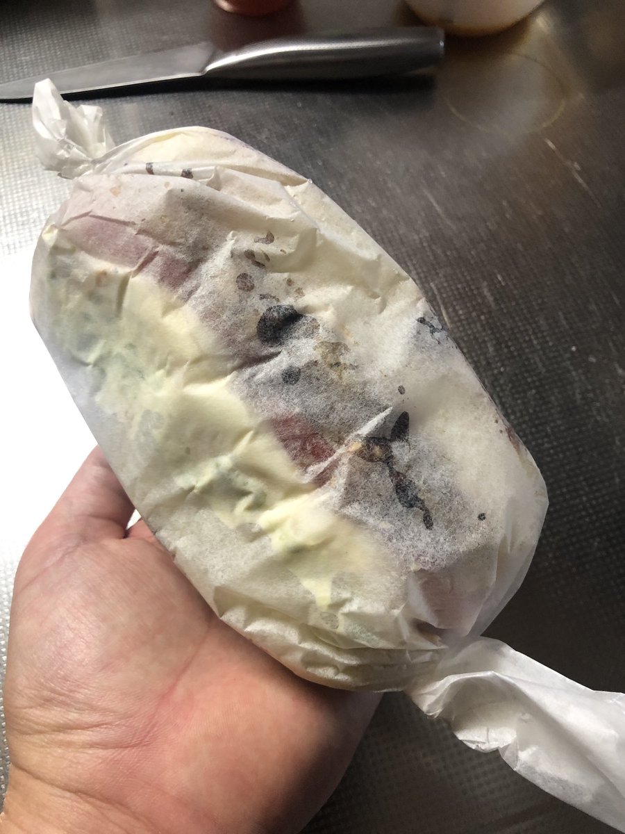 tuneone3's tweet photo. 楽しくて挟んでて思った

パンの高さ高すぎる
デカ過ぎてどうやって食べる気だったんだろう
具材馴染ませる為に少し寝かせる

多分美味いと思うんよ
旨み要素も香りも統一感あるようにコンセプトしたつもり https://t.co/OjW8sHjTPW