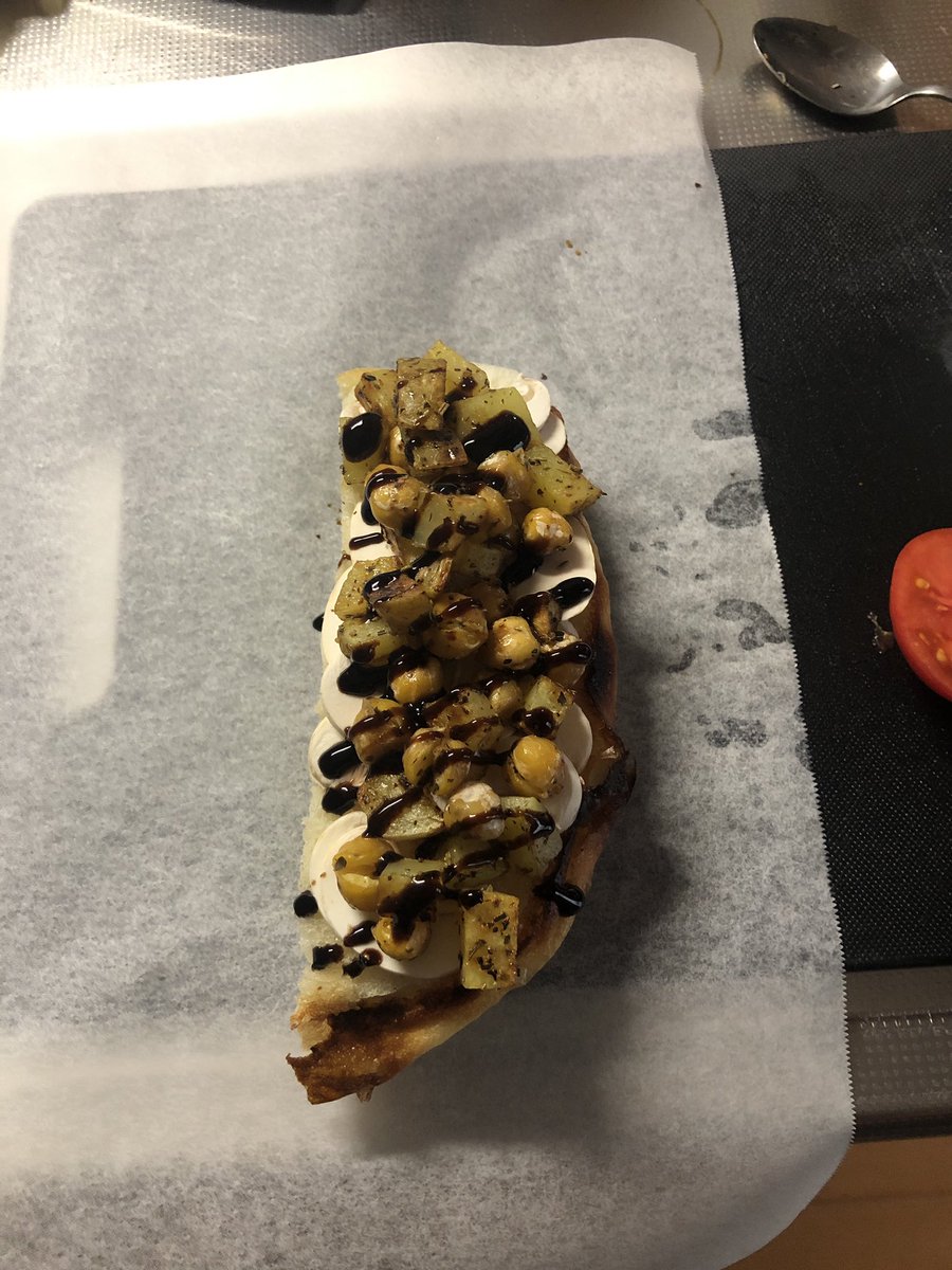 tuneone3's tweet photo. 楽しくて挟んでて思った

パンの高さ高すぎる
デカ過ぎてどうやって食べる気だったんだろう
具材馴染ませる為に少し寝かせる

多分美味いと思うんよ
旨み要素も香りも統一感あるようにコンセプトしたつもり https://t.co/OjW8sHjTPW