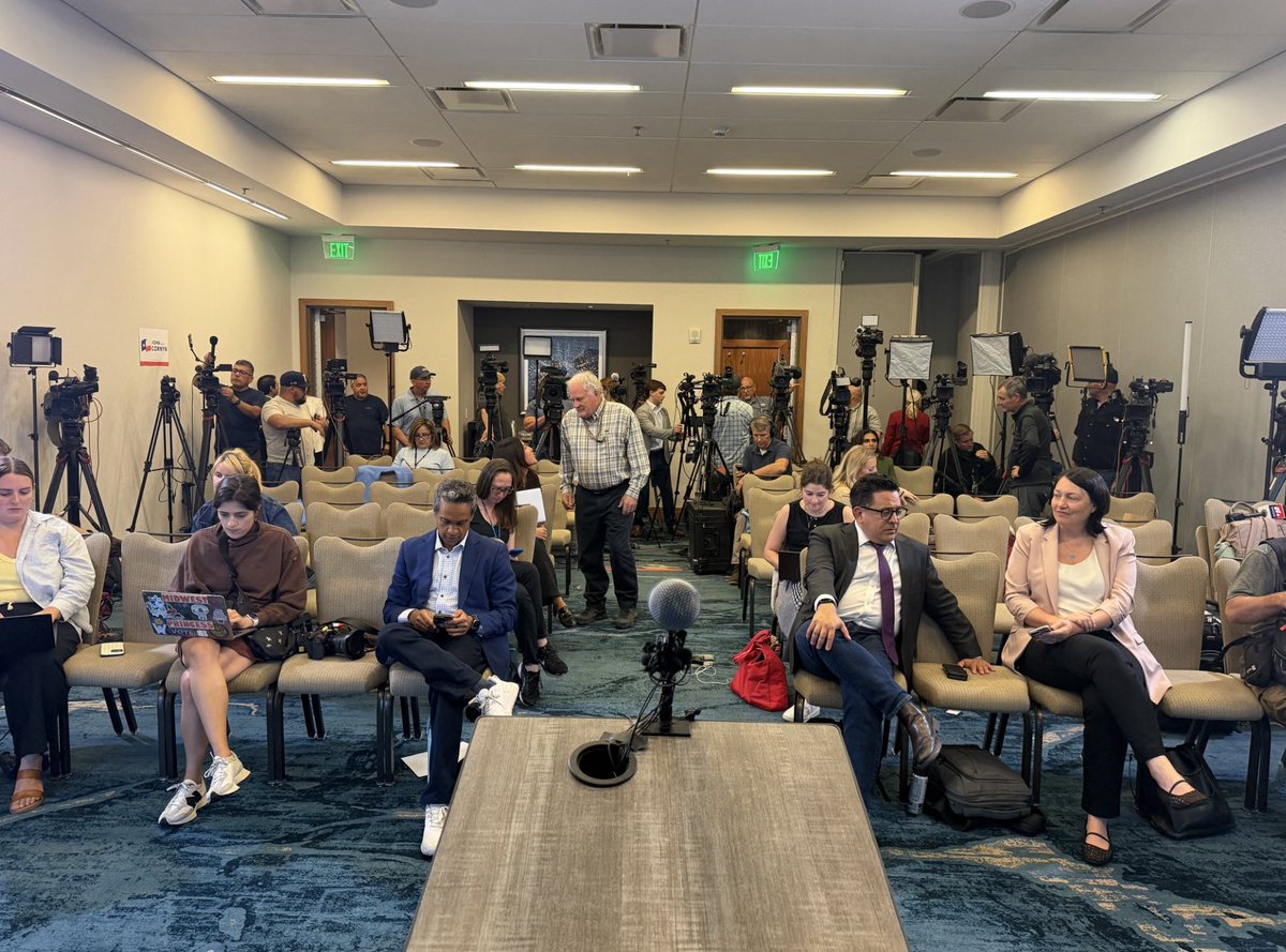 douglandry's tweet photo. tag yourself 

i'm the single, solitary, sad placard on the wall, keeping watch over the ignominious end of John Cornyn's political career https://t.co/dWAkyXLN8N