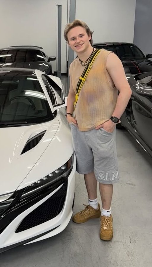 toepickwarrior's tweet photo. he is radiating cousin energy here https://t.co/tGVpl1zG9O