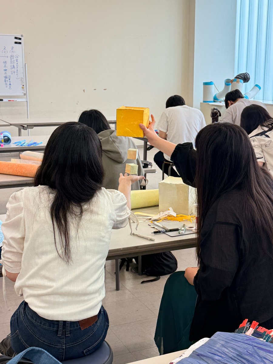 bunsei_design's tweet photo. 共通基礎/工芸・素材
みんなが選んだオノマトペから立方体を制作中。
✂️📐📏💡⌛️.........
少しずつ、ゆっくり形になってきました。
それぞれの作品がどんなふうに完成していくのか、とても楽しみですね！
#文星芸術大学　＃デザイン専攻　＃素材 https://t.co/PpnnRdIwD5