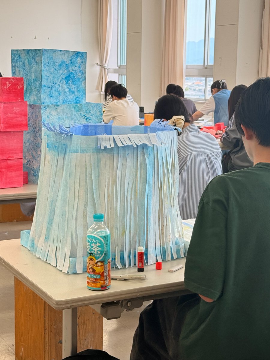 bunsei_design's tweet photo. 共通基礎/工芸・素材
みんなが選んだオノマトペから立方体を制作中。
✂️📐📏💡⌛️.........
少しずつ、ゆっくり形になってきました。
それぞれの作品がどんなふうに完成していくのか、とても楽しみですね！
#文星芸術大学　＃デザイン専攻　＃素材 https://t.co/PpnnRdIwD5