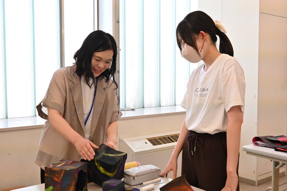 bunsei_design's tweet photo. 共通基礎/工芸・素材
みんなが選んだオノマトペから立方体を制作中。
✂️📐📏💡⌛️.........
少しずつ、ゆっくり形になってきました。
それぞれの作品がどんなふうに完成していくのか、とても楽しみですね！
#文星芸術大学　＃デザイン専攻　＃素材 https://t.co/PpnnRdIwD5