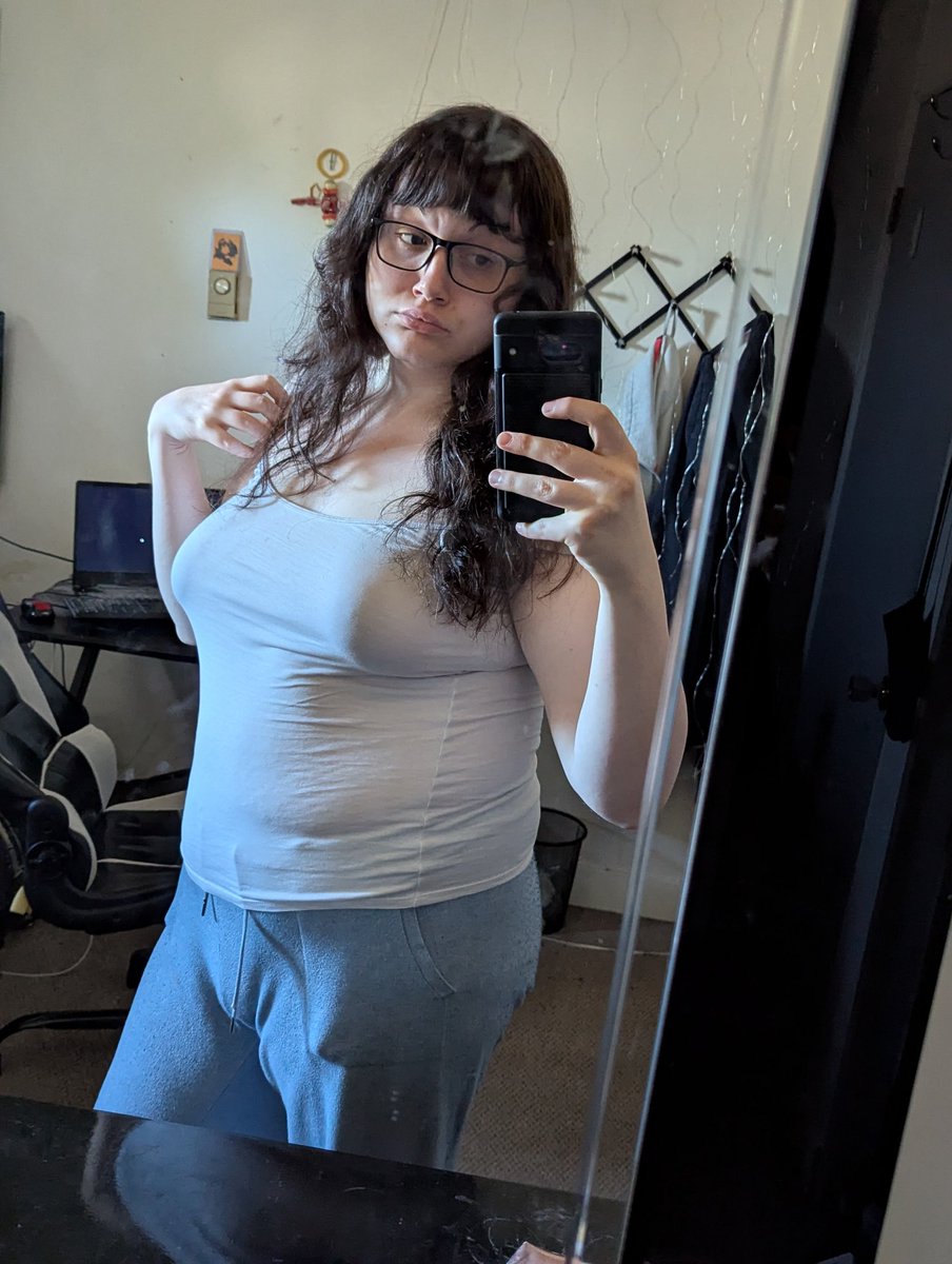 VyperKitty's tweet photo. Mirror selfies are better than normal selfies, I don't look like an orc in this one. https://t.co/FZK8XQttMK