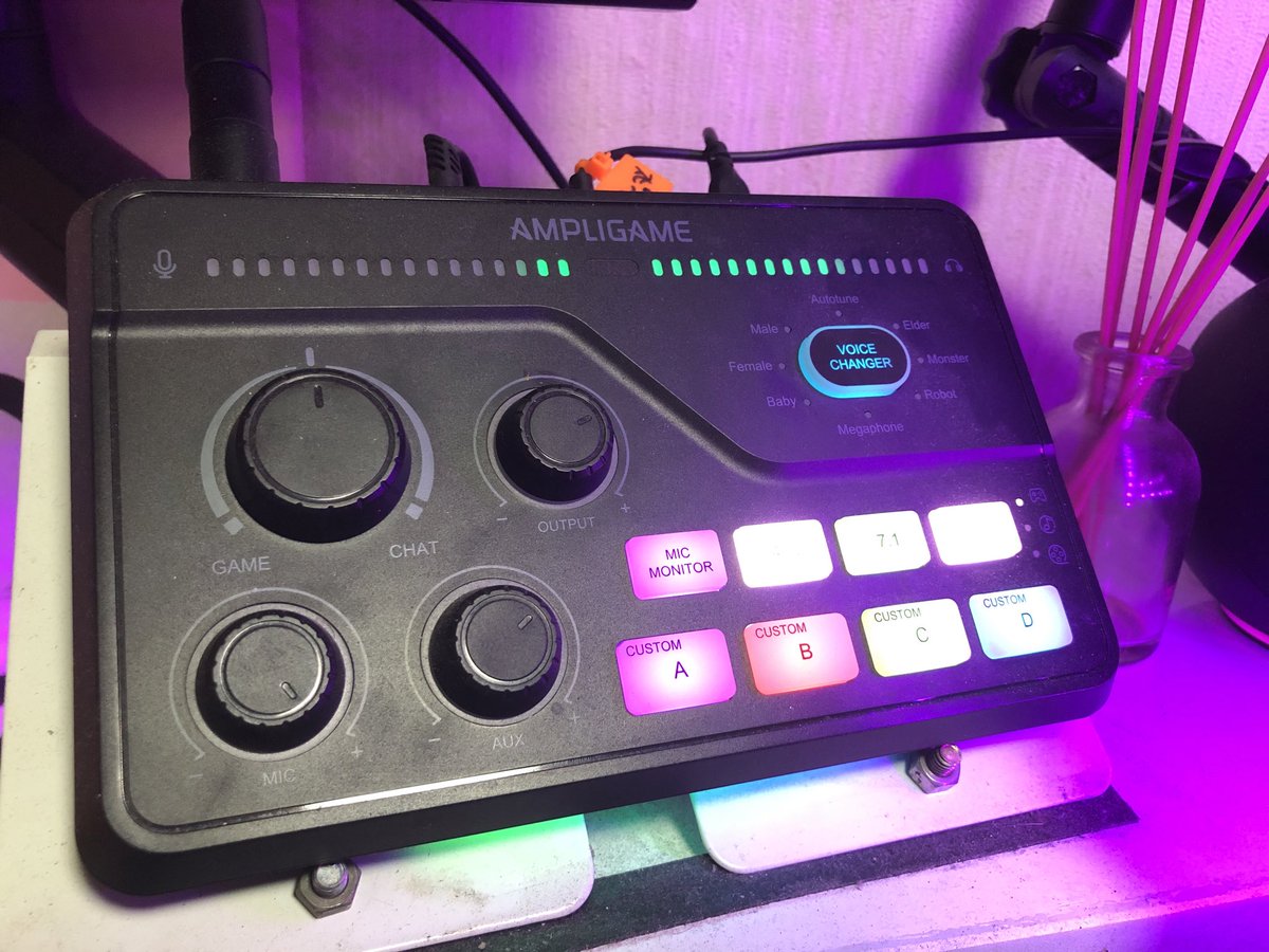 yuuganma1's tweet photo. 愛用機材紹介
自分が使用しているのは「FIFINE SC8」!
音質も扱いやすさもかなり良くて、配信やVC環境が一気に快適になりました!
以前はサウンドカードを使用していましたが、SC8にしてからはこれ1台で完結
手元で調整できるのも便利で、今では配信環境の相棒です
#配信環境 #FIFINE #SC8 #ゲーム https://t.co/RQPOiTGptM