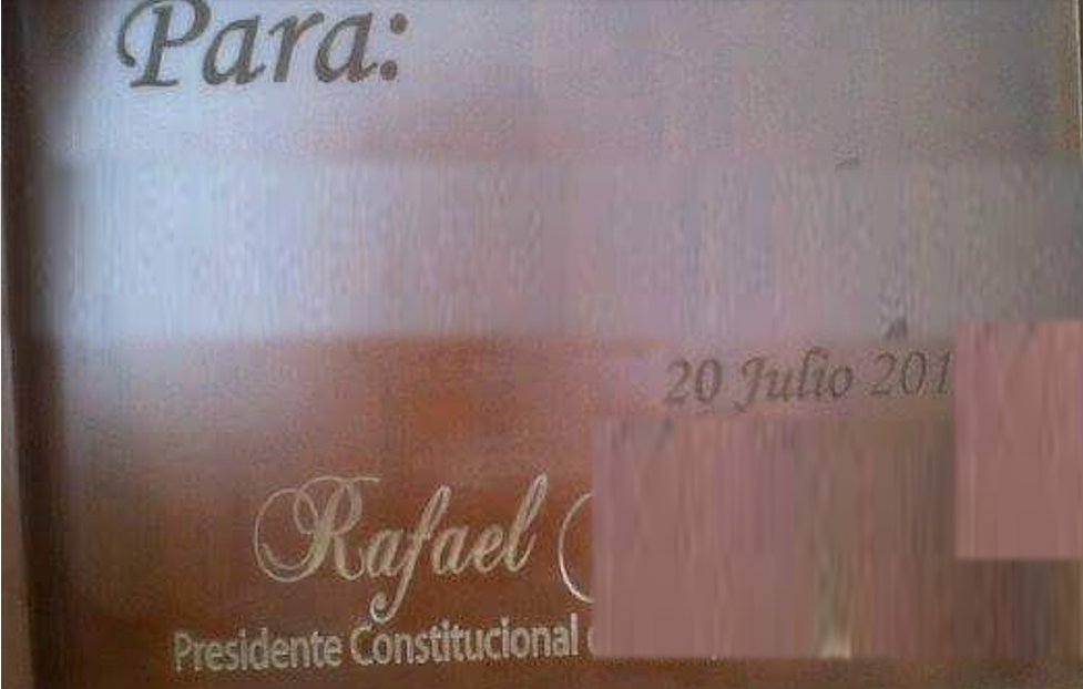 bolivar_lojan's tweet photo. Desde Loja la tierra del "No te creo"

La historia del man costumbrado a en cada precampaña/campaña a inventar o falsificar inauguraciones, placas, encuestas, premios, títulos, firmas y más hierbas 

El man había medio medio cumplido unas  funciones en la capital y vino a ciudad Kempo a lanzarse como candidato; el Presidente de "Banana Republic" le regaló, entonces, como despedida, y kukayo, una caja con chocolates, como la de la foto 1, que además traía adosada en la parte interna de la tapa una placa con el nombre completo del Presidente de la "Banana Republic" y la leyenda "Presidente Constitucional de la Banana Republic".

La mala idea de un padre
En la propia precampaña se casó uno de sus hijos y no se le ocurrió peor idea que la de mandar a rellenar la placa que traía la parte interna de la caja de chocolates con la leyenda:

              Para Mickey y Minnie
                      en su boda

El mandado lo hizo su mensajero/mayordomo que en Kempo es conocido como "Perrorruna" y llevó la tapa a un taller de grabaciones en metal para la falsificación; el taller envió la placa, a su vez, a un especialista que por mala leche era uno de los SuperCuyes.

La placa de la vergüenza fue entregada en la recepción de la boda al sur occidente de Kempo al son de los aplausos de la pelucolandia de Kempo.

Ante esa desfachatez -ofensa a su hijo, esposa e invitados- falsificar una encuesta es uebada.

La placa luego viajó con un cupido motorizado.

Matata hakuna.