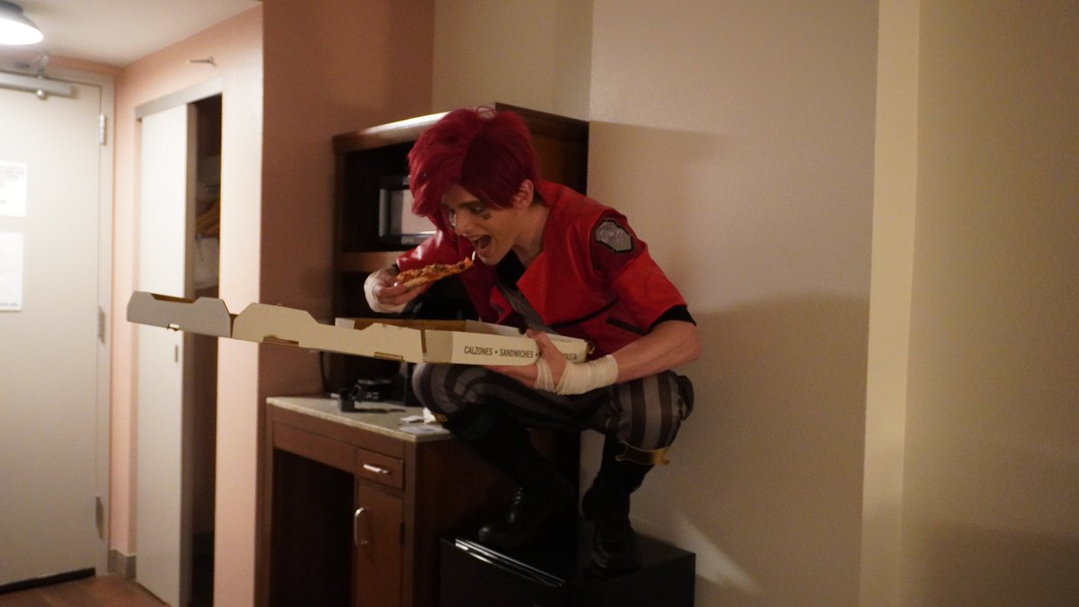 TeaComfy's tweet photo. This was my first cosplay and I had so much fun with it! Here's some other pics we took in the hotel room https://t.co/WZD56p0TQx