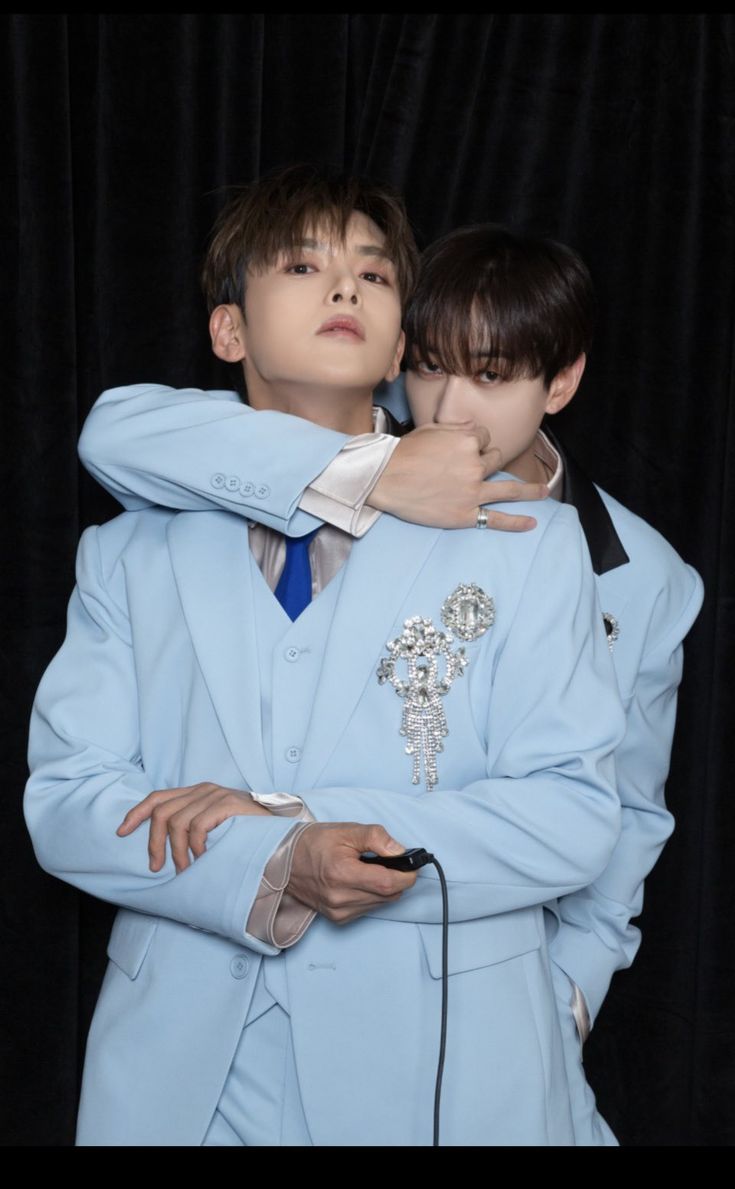 yehyukjy's tweet photo. if you think about it these are really good pose references https://t.co/AoAWZvbjG8