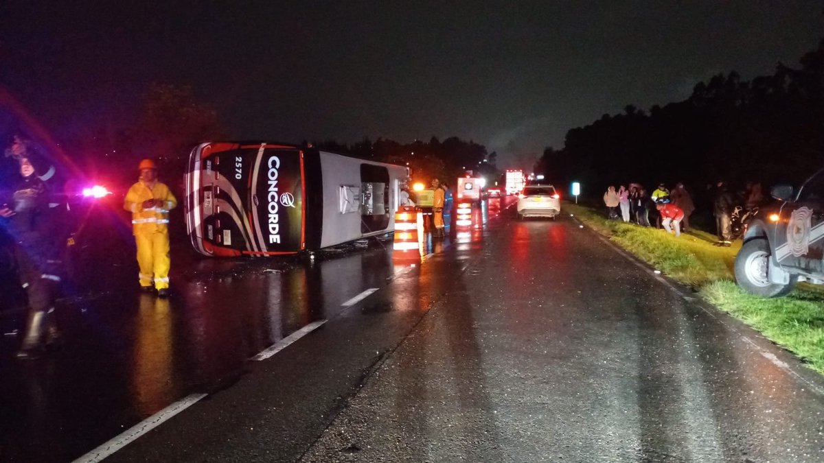 NoticiasRCN's tweet photo. #SucedeAhora | Un bus se volcó con 15 pasajeros en el sector Los Manzanos, municipio de Tocancipá, Cundinamarca. Uno de los pasajeros falleció, siete fueron trasladados al hospital y siete valorados en el lugar. La vía está cerrada. https://t.co/YDkp0dcJ9s