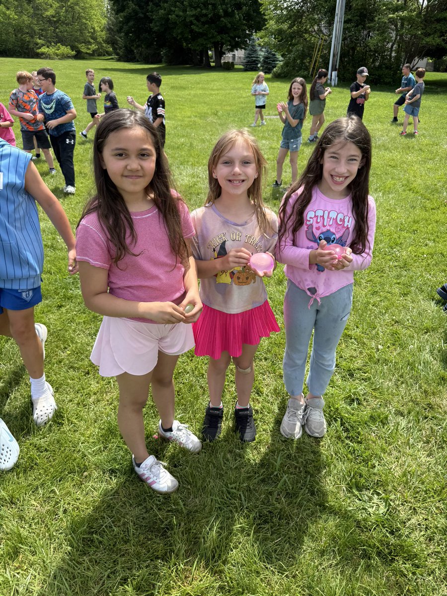 Mrs_Rua's tweet photo. Water balloon fun today! It was a perfect day to enjoy the water and make more 3rd grade memories with friends! @Kalch3 and I can’t wait for more fun at Field Day tomorrow!☀️💚💦💛 https://t.co/JXYTpbelzi