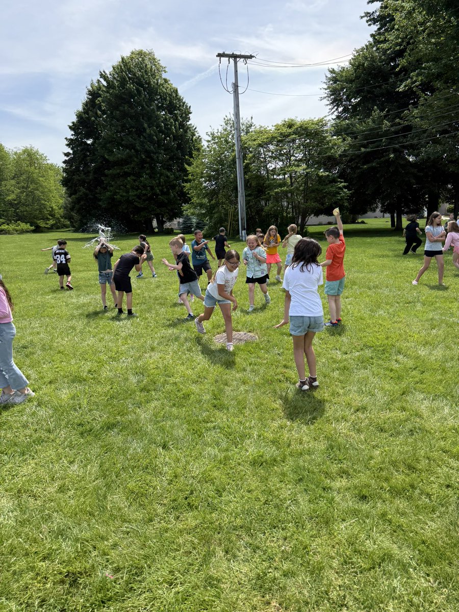 Mrs_Rua's tweet photo. Water balloon fun today! It was a perfect day to enjoy the water and make more 3rd grade memories with friends! @Kalch3 and I can’t wait for more fun at Field Day tomorrow!☀️💚💦💛 https://t.co/JXYTpbelzi