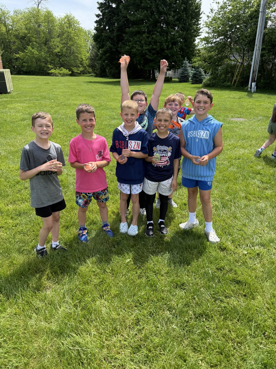 Mrs_Rua's tweet photo. Water balloon fun today! It was a perfect day to enjoy the water and make more 3rd grade memories with friends! @Kalch3 and I can’t wait for more fun at Field Day tomorrow!☀️💚💦💛 https://t.co/JXYTpbelzi