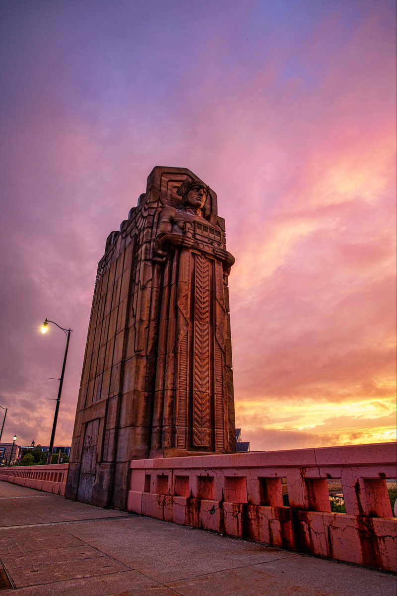 alexfarmerphoto's tweet photo. Sunsets by the guardian in Cleveland, Ohio. https://t.co/NALYoQ2oP5