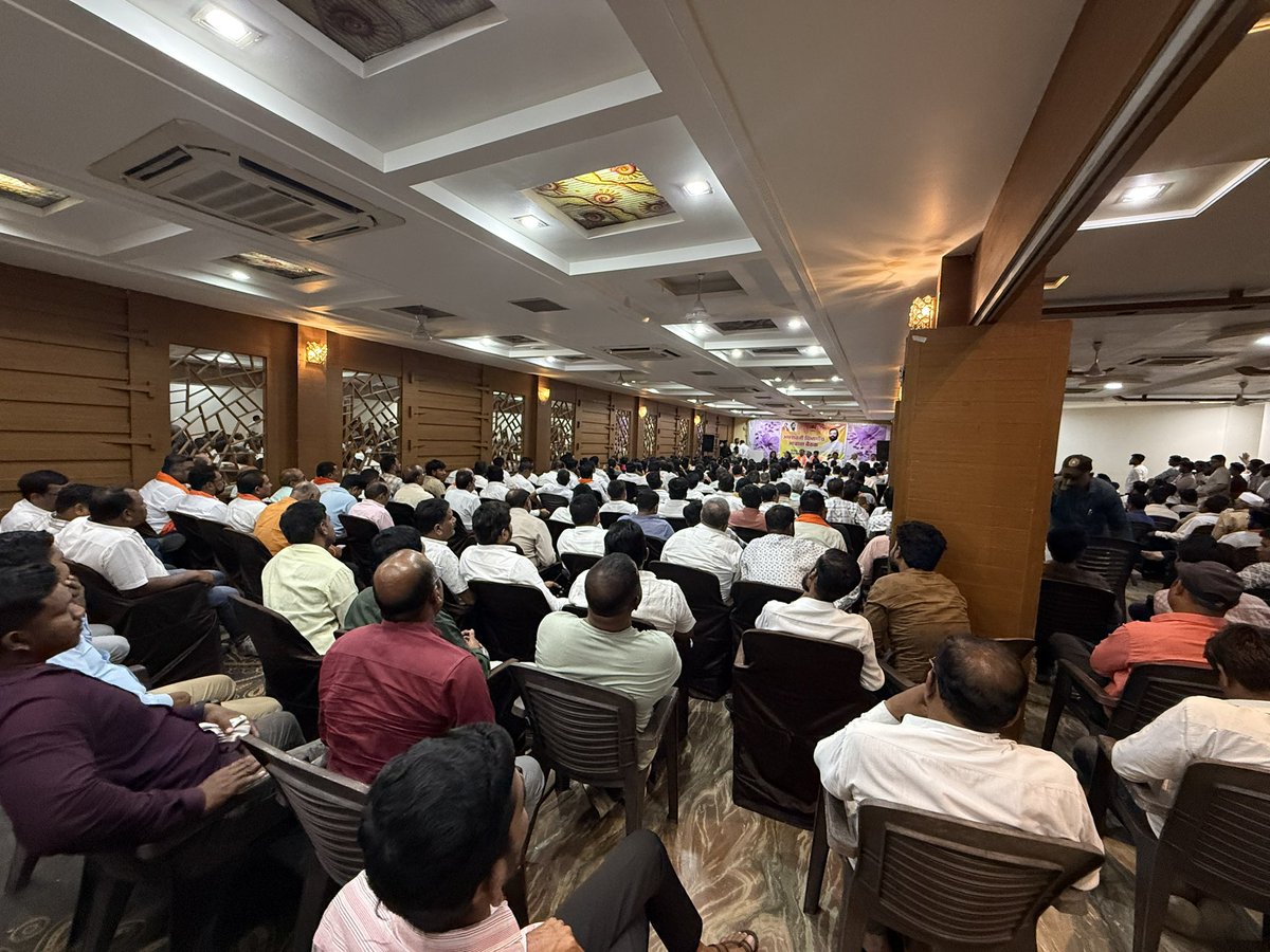 RealBacchuKadu's tweet photo. आज अमरावती येथे शिवसेना विभागीय आढावा बैठक संपन्न झाली. आगामी काळात “गाव तिथे शाखा, घर तिथे शिवसैनिक” हा कार्यक्रम प्रभावीपणे राबविणे, स्थानिक स्वराज्य संस्था निवडणुकीची तयारी तसेच शिवसेना पक्ष विस्तार यांवर सविस्तर चर्चा करण्यात आली.

या बैठकीस अमरावती संपर्कप्रमुख आ. किशोर आप्पा पाटील यांची प्रमुख उपस्थिती लाभली.