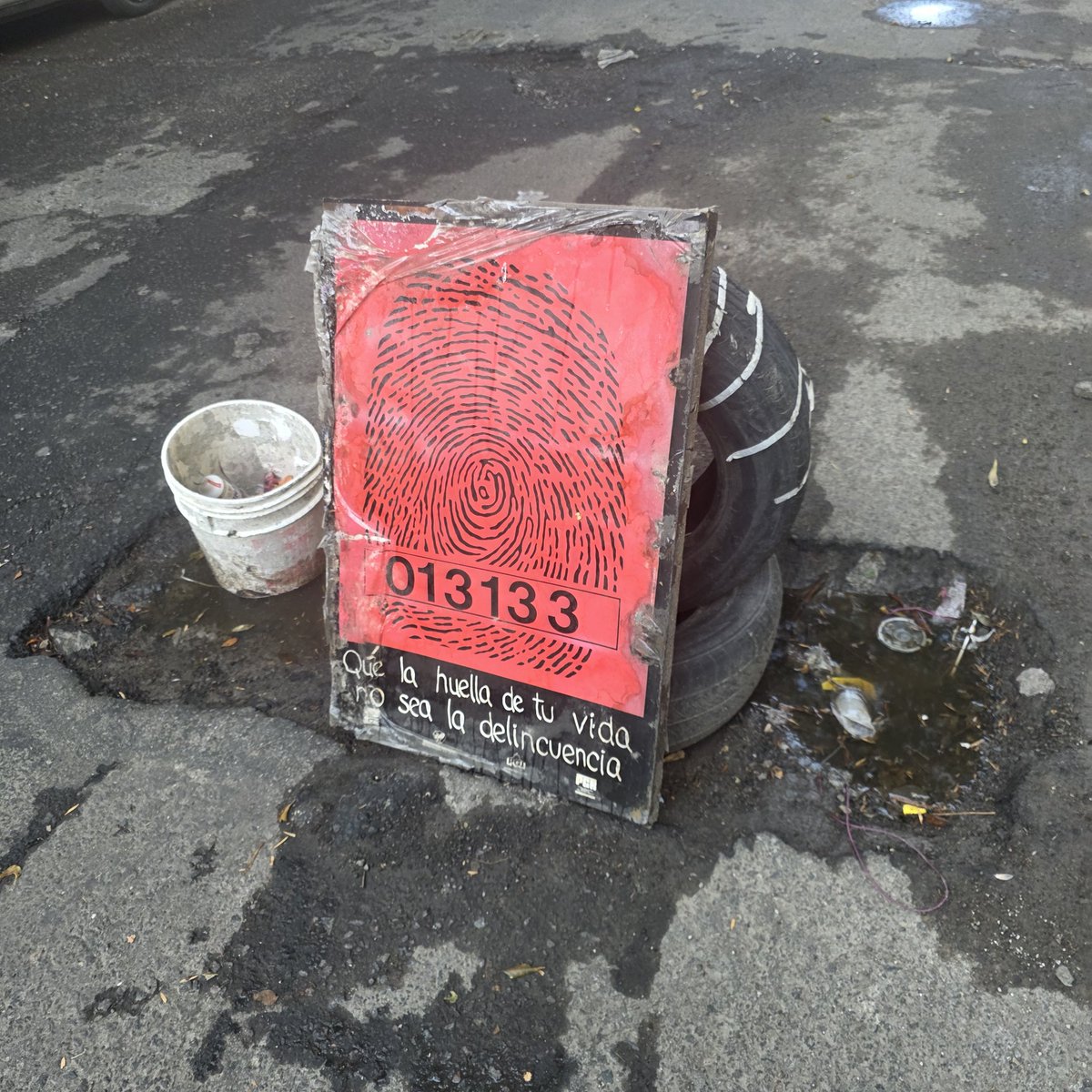 CHEXARE_1's tweet photo. @MHcesac @SACMEX_DENUNCIA @AlcaldiaMHmx @nmas @nmasforo @AztecaNoticias @ImagenTVMex @VILLALBAZO13 Gracias por atender el reporte de la fuga... ahora comparto que  dejaron un gran bache que afecta la movilidad de ciclistas (como yo) y automovilistas https://t.co/3dt0iwKAAe