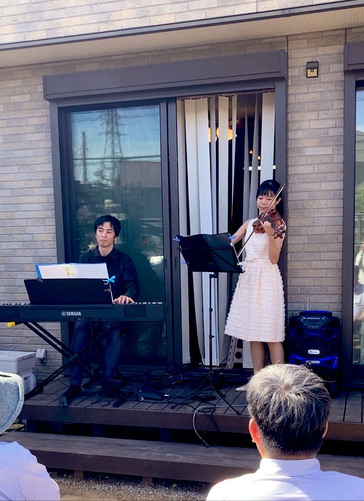 nakadanho2's tweet photo. 満開のローズガーデンでコンサート���った日🥀🎻花の曲たくさん弾いた https://t.co/9XAb06bAbc