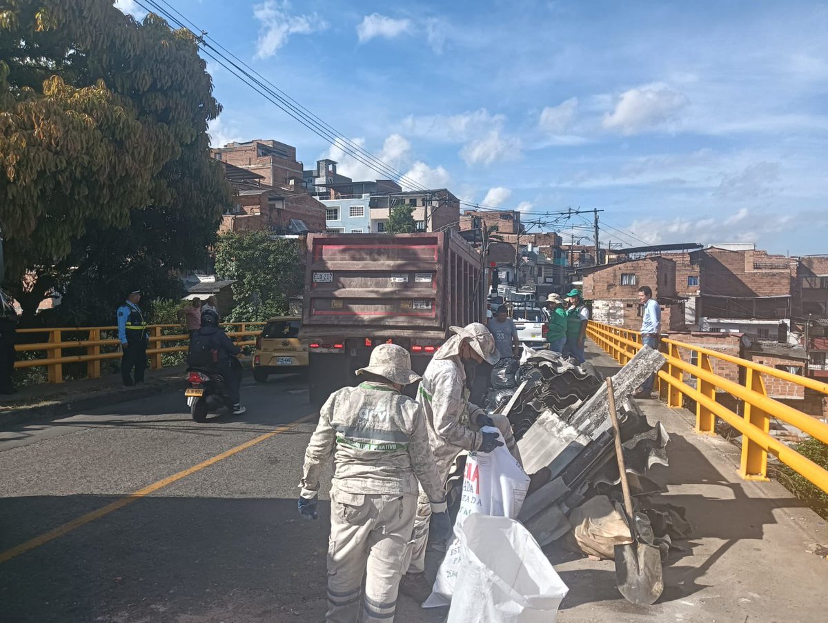 Emvarias's tweet photo. Recibimos una denuncia ciudadana en redes sociales sobre un punto crítico en Villa del Socorro, comuna 2. Te contamos que este espacio ha sido intervenido en diferentes ocasiones como parte de nuestras frecuencias de atención, realizando labores de limpieza y recuperación para mejorar las condiciones del entorno.

Lamentablemente, tras las intervenciones, la inadecuada disposición de residuos vuelve a afectar el sector. Por eso, articulamos nuevamente esfuerzos con diferentes entidades del Distrito para realizar de nuevo una atención integral. 💚

♻️ Realizamos la recolección de residuos ordinarios y escombros
🤝 Trabajamos junto a entidades del Distrito, Policía, Tránsito, autoridades ambientales y la comunidad.
🌱 Sumamos acciones para recuperar este espacio y promover entornos más limpios y seguros

Mantener una ciudad limpia es una responsabilidad compartida. Seguimos trabajando de manera articulada por el bienestar de las comunidades y por una Medellín más limpia y sostenible. 🧡🌆🚚🧹
