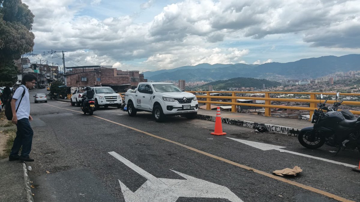 Emvarias's tweet photo. Recibimos una denuncia ciudadana en redes sociales sobre un punto crítico en Villa del Socorro, comuna 2. Te contamos que este espacio ha sido intervenido en diferentes ocasiones como parte de nuestras frecuencias de atención, realizando labores de limpieza y recuperación para mejorar las condiciones del entorno.

Lamentablemente, tras las intervenciones, la inadecuada disposición de residuos vuelve a afectar el sector. Por eso, articulamos nuevamente esfuerzos con diferentes entidades del Distrito para realizar de nuevo una atención integral. 💚

♻️ Realizamos la recolección de residuos ordinarios y escombros
🤝 Trabajamos junto a entidades del Distrito, Policía, Tránsito, autoridades ambientales y la comunidad.
🌱 Sumamos acciones para recuperar este espacio y promover entornos más limpios y seguros

Mantener una ciudad limpia es una responsabilidad compartida. Seguimos trabajando de manera articulada por el bienestar de las comunidades y por una Medellín más limpia y sostenible. 🧡🌆🚚🧹