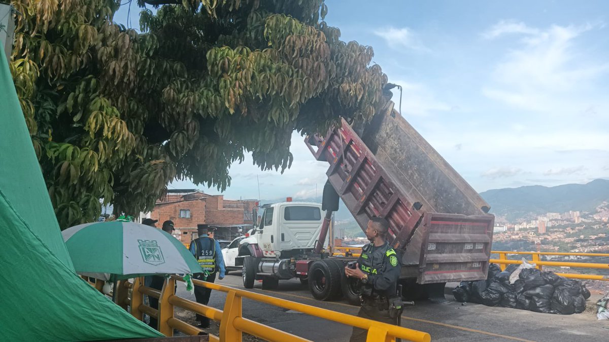Emvarias's tweet photo. Recibimos una denuncia ciudadana en redes sociales sobre un punto crítico en Villa del Socorro, comuna 2. Te contamos que este espacio ha sido intervenido en diferentes ocasiones como parte de nuestras frecuencias de atención, realizando labores de limpieza y recuperación para mejorar las condiciones del entorno.

Lamentablemente, tras las intervenciones, la inadecuada disposición de residuos vuelve a afectar el sector. Por eso, articulamos nuevamente esfuerzos con diferentes entidades del Distrito para realizar de nuevo una atención integral. 💚

♻️ Realizamos la recolección de residuos ordinarios y escombros
🤝 Trabajamos junto a entidades del Distrito, Policía, Tránsito, autoridades ambientales y la comunidad.
🌱 Sumamos acciones para recuperar este espacio y promover entornos más limpios y seguros

Mantener una ciudad limpia es una responsabilidad compartida. Seguimos trabajando de manera articulada por el bienestar de las comunidades y por una Medellín más limpia y sostenible. 🧡🌆🚚🧹