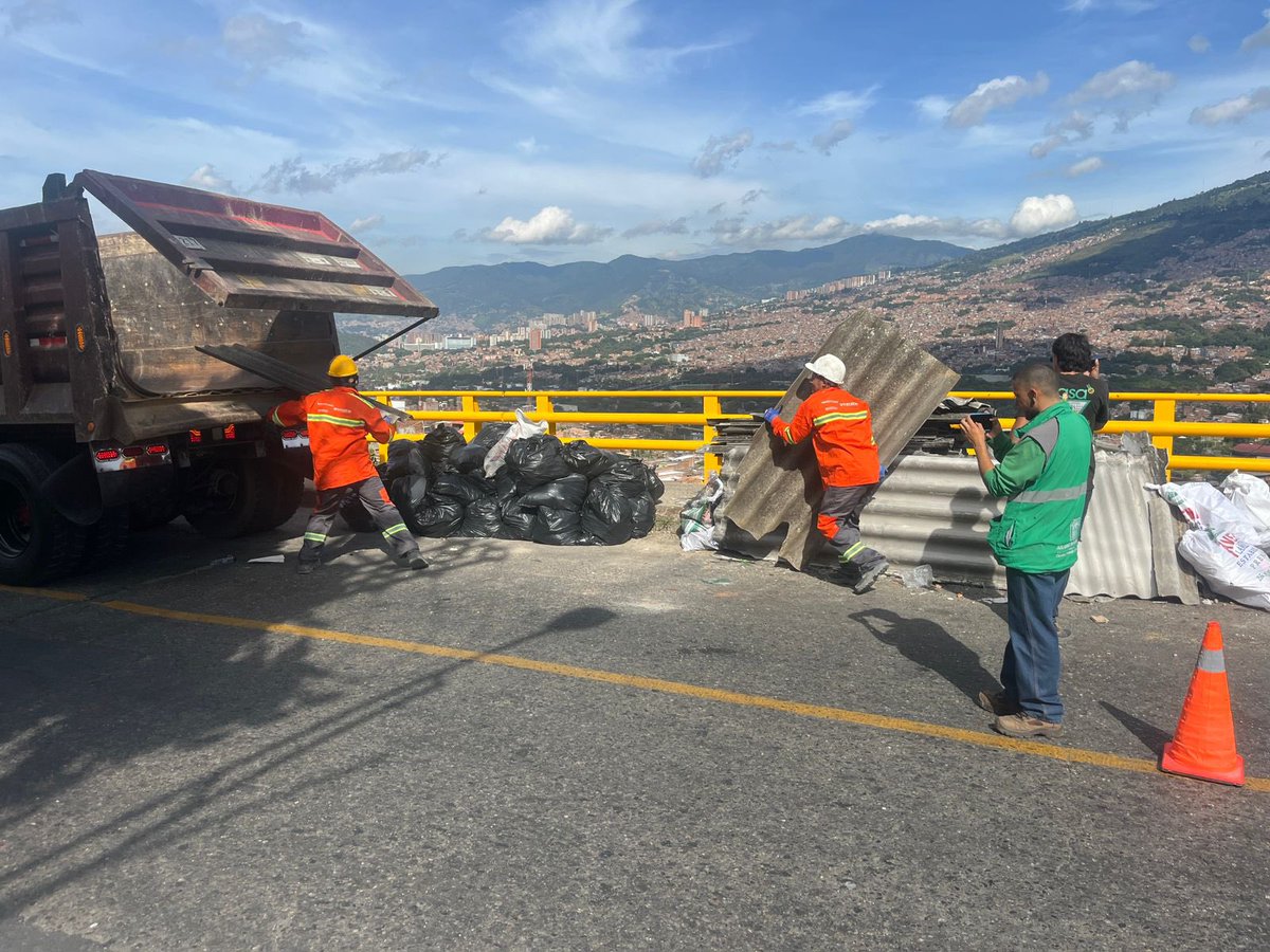 Emvarias's tweet photo. Recibimos una denuncia ciudadana en redes sociales sobre un punto crítico en Villa del Socorro, comuna 2. Te contamos que este espacio ha sido intervenido en diferentes ocasiones como parte de nuestras frecuencias de atención, realizando labores de limpieza y recuperación para mejorar las condiciones del entorno.

Lamentablemente, tras las intervenciones, la inadecuada disposición de residuos vuelve a afectar el sector. Por eso, articulamos nuevamente esfuerzos con diferentes entidades del Distrito para realizar de nuevo una atención integral. 💚

♻️ Realizamos la recolección de residuos ordinarios y escombros
🤝 Trabajamos junto a entidades del Distrito, Policía, Tránsito, autoridades ambientales y la comunidad.
🌱 Sumamos acciones para recuperar este espacio y promover entornos más limpios y seguros

Mantener una ciudad limpia es una responsabilidad compartida. Seguimos trabajando de manera articulada por el bienestar de las comunidades y por una Medellín más limpia y sostenible. 🧡🌆🚚🧹