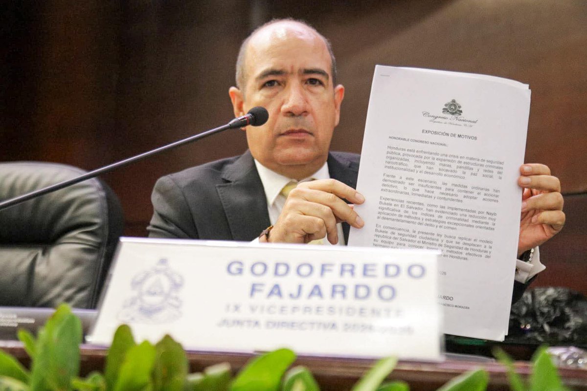 HondurasRosales's tweet photo. #NOTICIAS -🚨 LO ÚLTIMO 🚨
El diputado Godofredo Fajardo, de la Democracia Cristiana, ha presentado el proyecto de Implementar en Honduras la ley que replique el modelo de seguridad del presidente de El Salvador, Nayib Bukele.
#NoticiasRosales https://t.co/4gknAM8Ue6