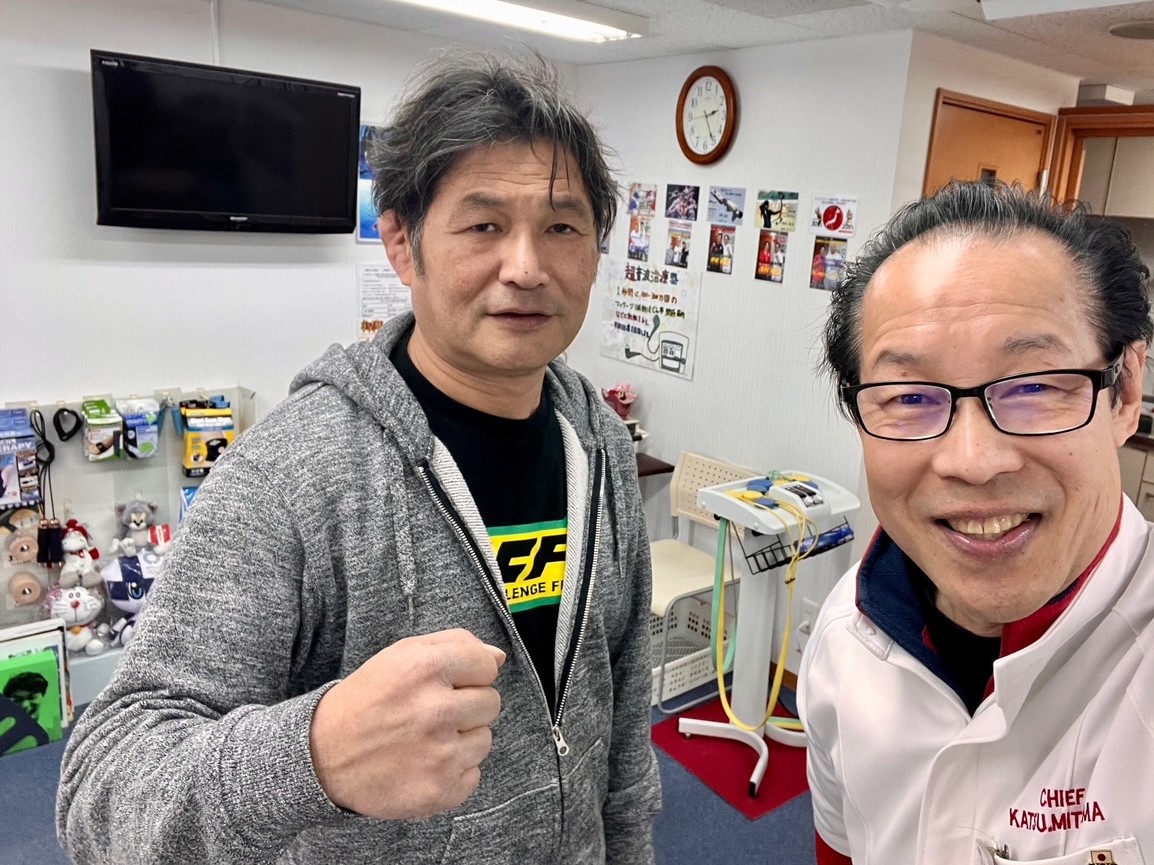 mitsuma6005's tweet photo. 格闘家 武士正選手はリングへ上がり続ける！試合だけでなく近藤哲夫として道頓堀プロレスの代表、会社社長としても事業主としての業務をこなす。尊敬する人物。整骨院をオープンした１５年前、武士正選手も格闘家デビューし同じ時を過ごし誇りに思う。#武士正 #道頓堀プロレス #みつま整骨院 #豊中市 https://t.co/3iT8pRdNqQ