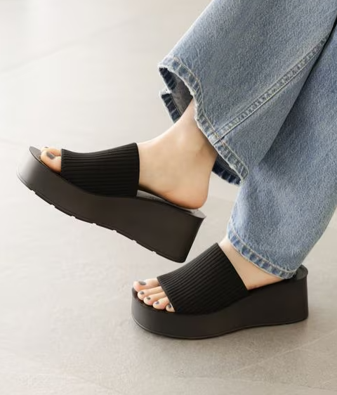 LOWRYSTWIT's tweet photo. 「👡1日中歩いても、本当に疲れない。」
驚きの軽さとクッション性で、夏の足元に感動を!!

🔗https://t.co/JuX3C4BxGe https://t.co/T2epquApZg
