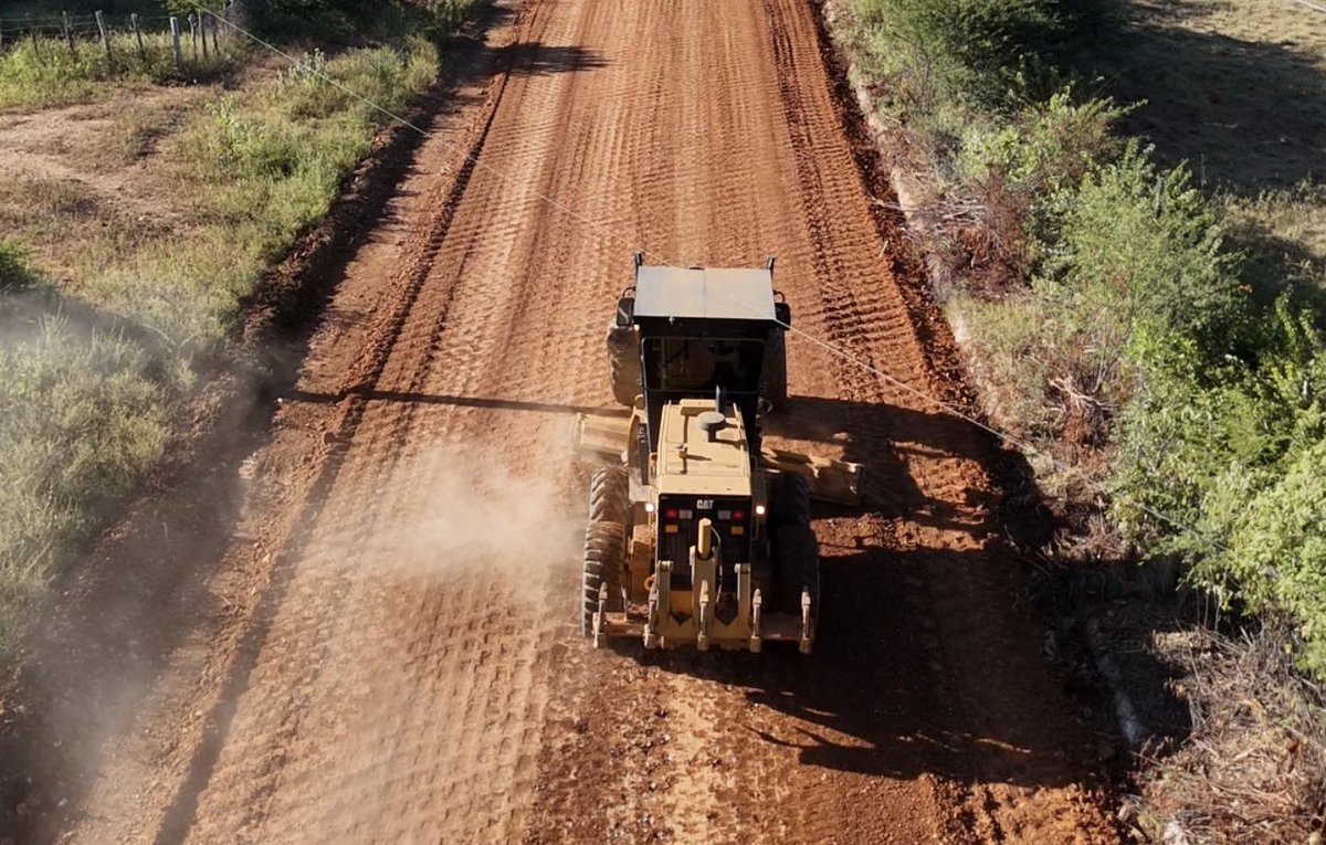 leosobrals's tweet photo. Mais uma obra do governo Rafael Fonteles chegando forte na região da Serra da Capivara! 🛣️✅

A recuperação completa da PI-144 vai beneficiar diretamente mais de 70 mil pessoas dos municípios de São Raimundo Nonato, São Braz, Anísio de Abreu, Jurema e Caracol. https://t.co/OxkqUPOK1B