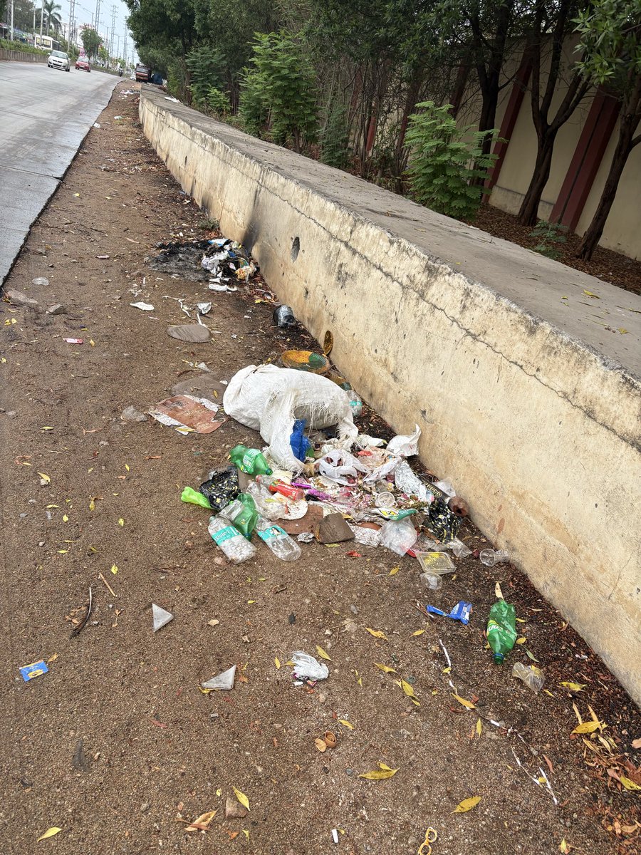 nkumar76cops's tweet photo. @CommissionrGHMC @SwmDee17921  @GHMCOnline  sir please consider to remove rainwater box and expand the  road near Shivaji chowk to Mandamallamma X roads.  Just a suggestion. https://t.co/wRAEO9uSSh