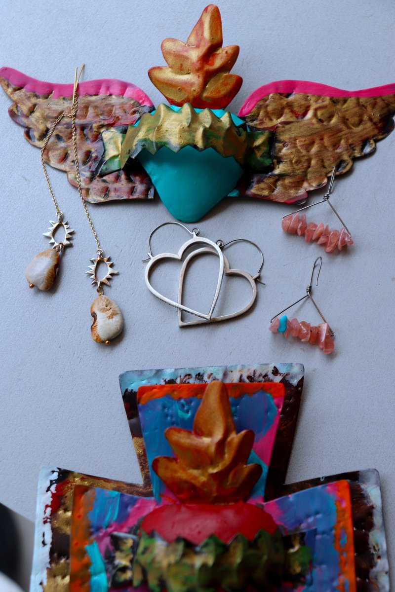 gallery_FALL's tweet photo. メキシコを旅して雑貨を集めているチチネオさんと、メキシコでアクセサリーの製法を学んだ imyu Ono さんによる二人展「MEXICOのたまてばこ」。恒例のワラチェや服の試着も可。あらゆる意味でぎりぎりの人形たちも多数。●2026年5月27日→31日（13時-19時）◎FALL（西荻窪）https://t.co/M2WsB1Trhl https://t.co/7Qn3Ak3Rfl