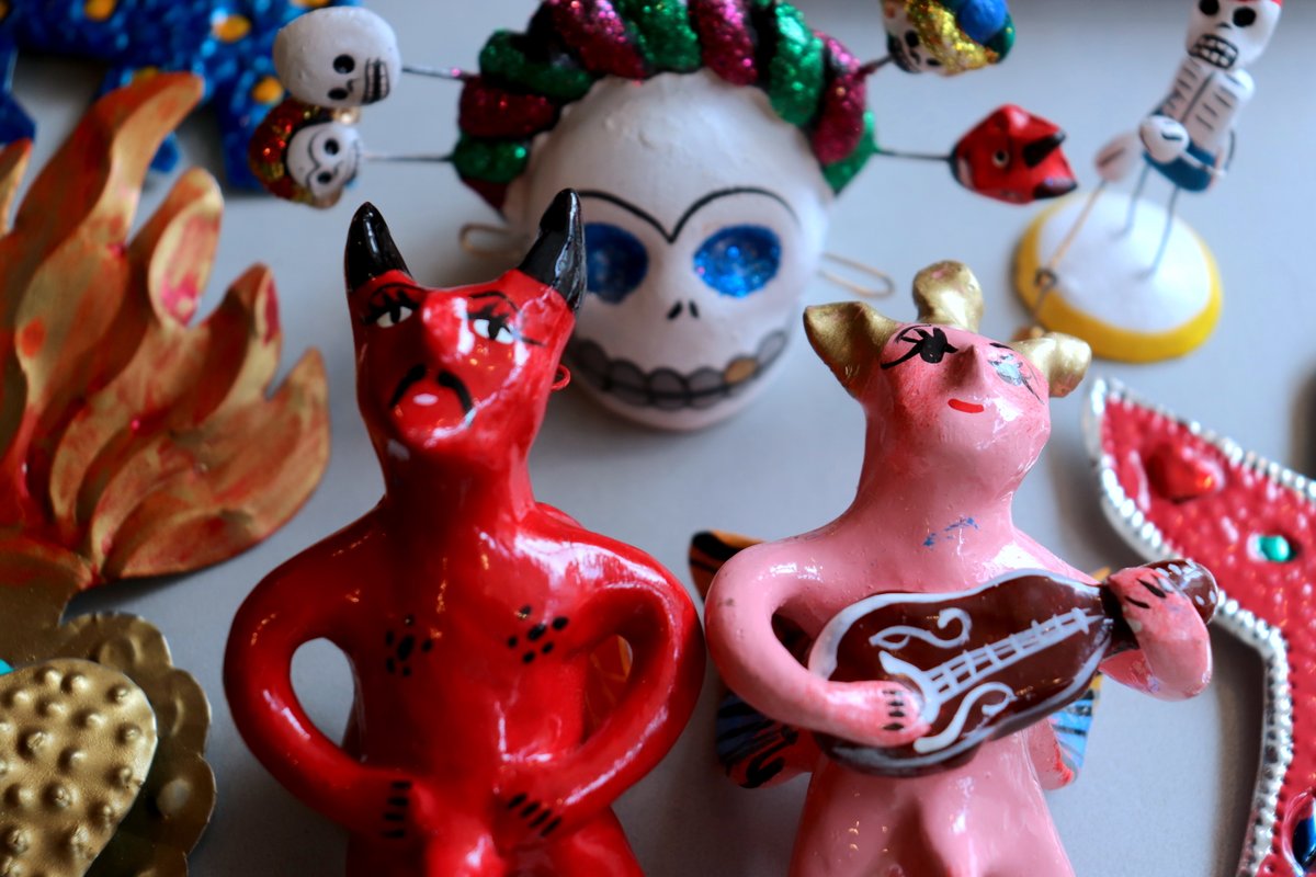 gallery_FALL's tweet photo. メキシコを旅して雑貨を集めているチチネオさんと、メキシコでアクセサリーの製法を学んだ imyu Ono さんによる二人展「MEXICOのたまてばこ」。恒例のワラチェや服の試着も可。あらゆる意味でぎりぎりの人形たちも多数。●2026年5月27日→31日（13時-19時）◎FALL（西荻窪）https://t.co/M2WsB1Trhl https://t.co/7Qn3Ak3Rfl