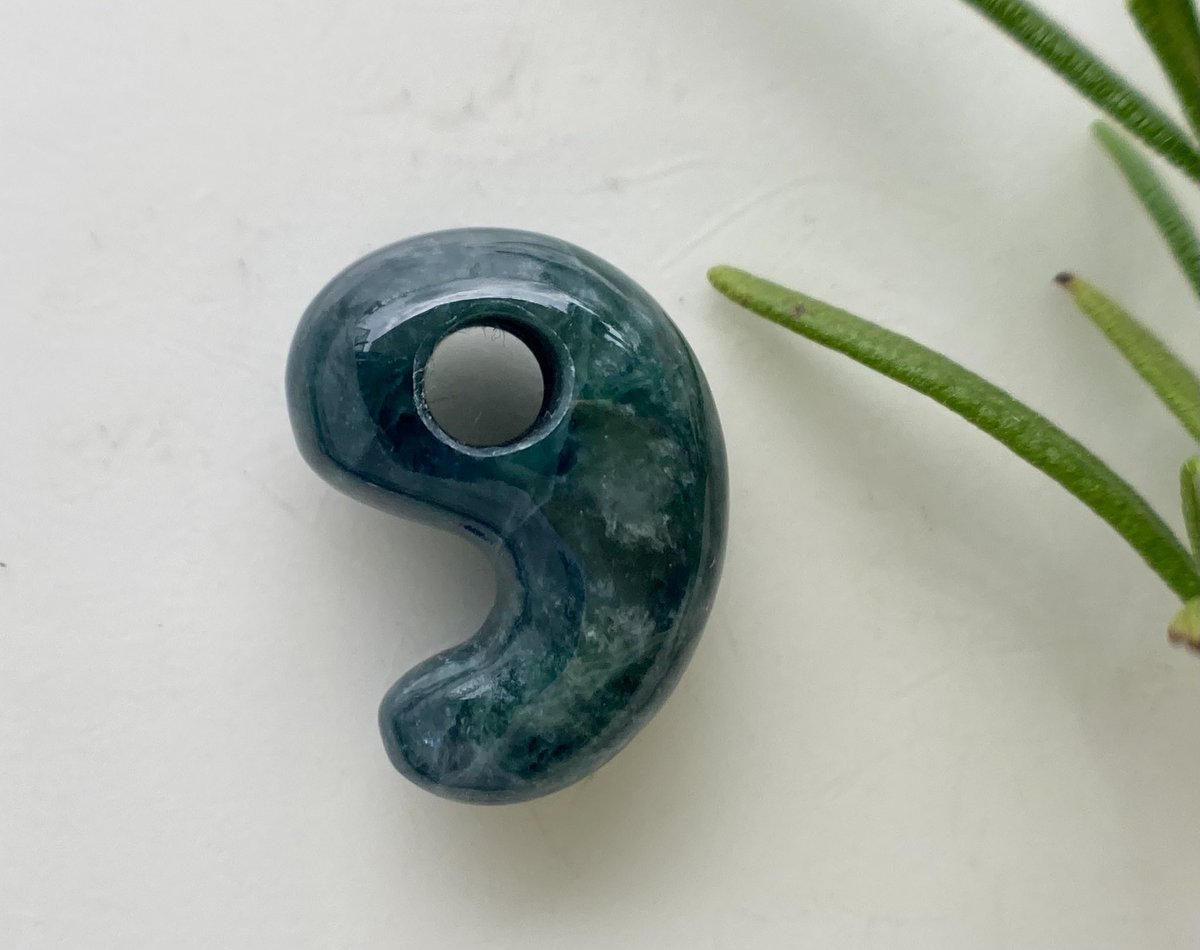 日本翡翠（糸魚川翡翠）20mm勾玉。 当店でいちばん小さい可愛い勾玉