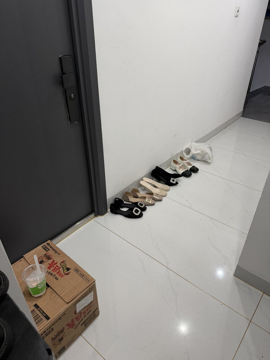 confession_io's tweet photo. #扫楼 #射鞋 #打胶 如果从鞋品判断一个小姐姐长的好不好看 那么 这种呢？大学旁边公寓楼的门口 各种侧空平底高跟玛丽珍 想必都不差吧😉 https://t.co/qL96LLjuYL