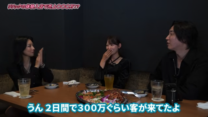 Nokin616's tweet photo. 体験入店2日間で300万円。
星野リアさん、2002年生まれ。
キャバ嬢として初出勤する当日、ゆいぴすさんが同伴に誘ってくれた。

人生で初めての同伴。
席に着くなり、なぜキャバ嬢を目指したのかという話になった。
その理由を聞いて、ゆいぴすさんは言葉を失った。

①家族の借金2000万円と、父の現実
母から「相談がある」と電話が来た時、リアさんはフリーターだった。
母が沖縄で経営するスナックは客が入らず、家計が苦しい。
蓋を開けると、父がキャバクラオーナー時代に連帯保証人となり、借金が膨らんでいた。2000万円。

病気をきっかけに仕事を失い、現在は生活保護を受けている。
さらに三人兄弟の学費、13歳から始めたリアさんの芸能活動費もすべて両親が出してくれていた。
ライブの売上はゼロ。
CMの仕事だけギャラがあったが、活動全体の費用は親が負担していた。
それが借金に積み重なっていたと、後から知った。
「隠してくれていたんです。子供に心配かけたくなかったんだと思う」と彼女は言った。

②引っ越し費用も出せない、という現実
リリック東京六本木への入店が決まった。
大阪から東京に出るための初期費用が工面できない。
会社が一時立て替えることになった。借りた部屋は13.8平米。

「家はお風呂に入って寝ればいい。お金は一円でも多く仕送りに充てたい」。

体験入店2日間で300万円を売り上げた子が、そんな部屋に住もうとしていた。
妹も今、心が不安定な状態にある。
学校での人間関係に悩み、働ける状態ではない。
リアさんは妹も東京に呼んで、ヘアメイクの仕事でそばに置こうと考えている。

③辞めた後のために、今から準備する
リアさんには夢がある。自分でアイドルグループをプロデュースすること。
かつての芸能活動が中断したまま終わったことへの後悔がある。
「今度は自分のお金で、若い女の子の夢を支えたい」。
そのためにキャバ嬢を辞めた後も稼げるよう、今からSNSスクールと占いスクールに通うつもりでいる。
溝口さんはこう言った。「生まれも育ちも環境がよくない人が、ちゃんと注目してもらえる世界が水商売以外にあまりない」と。

水商売を選ぶ理由は、楽だからでも、ラクして稼げるからでもない。
そこにしか道がなかった人間が、家族のために全力で走っている。