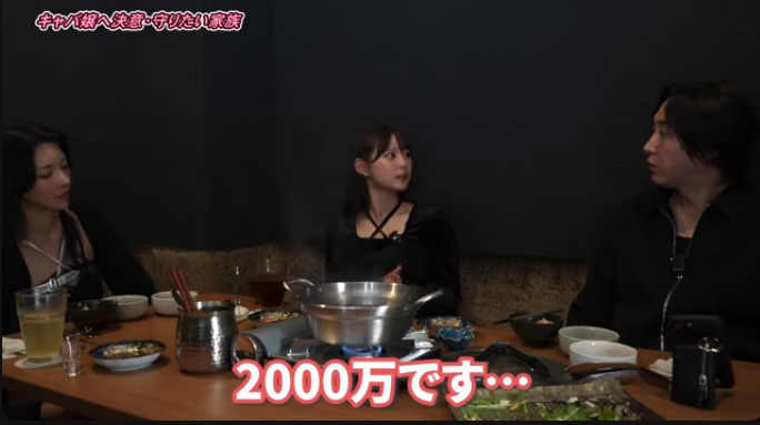 Nokin616's tweet photo. 体験入店2日間で300万円。
星野リアさん、2002年生まれ。
キャバ嬢として初出勤する当日、ゆいぴすさんが同伴に誘ってくれた。

人生で初めての同伴。
席に着くなり、なぜキャバ嬢を目指したのかという話になった。
その理由を聞いて、ゆいぴすさんは言葉を失った。

①家族の借金2000万円と、父の現実
母から「相談がある」と電話が来た時、リアさんはフリーターだった。
母が沖縄で経営するスナックは客が入らず、家計が苦しい。
蓋を開けると、父がキャバクラオーナー時代に連帯保証人となり、借金が膨らんでいた。2000万円。

病気をきっかけに仕事を失い、現在は生活保護を受けている。
さらに三人兄弟の学費、13歳から始めたリアさんの芸能活動費もすべて両親が出してくれていた。
ライブの売上はゼロ。
CMの仕事だけギャラがあったが、活動全体の費用は親が負担していた。
それが借金に積み重なっていたと、後から知った。
「隠してくれていたんです。子供に心配かけたくなかったんだと思う」と彼女は言った。

②引っ越し費用も出せない、という現実
リリック東京六本木への入店が決まった。
大阪から東京に出るための初期費用が工面できない。
会社が一時立て替えることになった。借りた部屋は13.8平米。

「家はお風呂に入って寝ればいい。お金は一円でも多く仕送りに充てたい」。

体験入店2日間で300万円を売り上げた子が、そんな部屋に住もうとしていた。
妹も今、心が不安定な状態にある。
学校での人間関係に悩み、働ける状態ではない。
リアさんは妹も東京に呼んで、ヘアメイクの仕事でそばに置こうと考えている。

③辞めた後のために、今から準備する
リアさんには夢がある。自分でアイドルグループをプロデュースすること。
かつての芸能活動が中断したまま終わったことへの後悔がある。
「今度は自分のお金で、若い女の子の夢を支えたい」。
そのためにキャバ嬢を辞めた後も稼げるよう、今からSNSスクールと占いスクールに通うつもりでいる。
溝口さんはこう言った。「生まれも育ちも環境がよくない人が、ちゃんと注目してもらえる世界が水商売以外にあまりない」と。

水商売を選ぶ理由は、楽だからでも、ラクして稼げるからでもない。
そこにしか道がなかった人間が、家族のために全力で走っている。