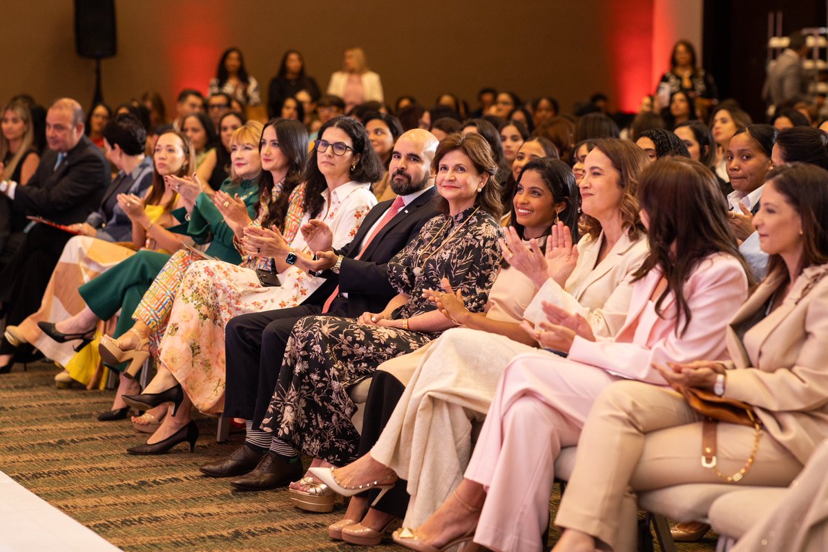 ViceRDo's tweet photo. La vicepresidenta @RaquelPenaVice impartió la conferencia magistral «Liderar sin pausa: buscando el equilibrio», durante el Women’s Summit 2026 de ANJE.

En su intervención, planteó que liderar también exige aprender a sostener el ritmo, tomar decisiones con responsabilidad y seguir construyendo un país de mayores oportunidades para las nuevas generaciones.

#VicepresidenciaRD
#RaquelPeña