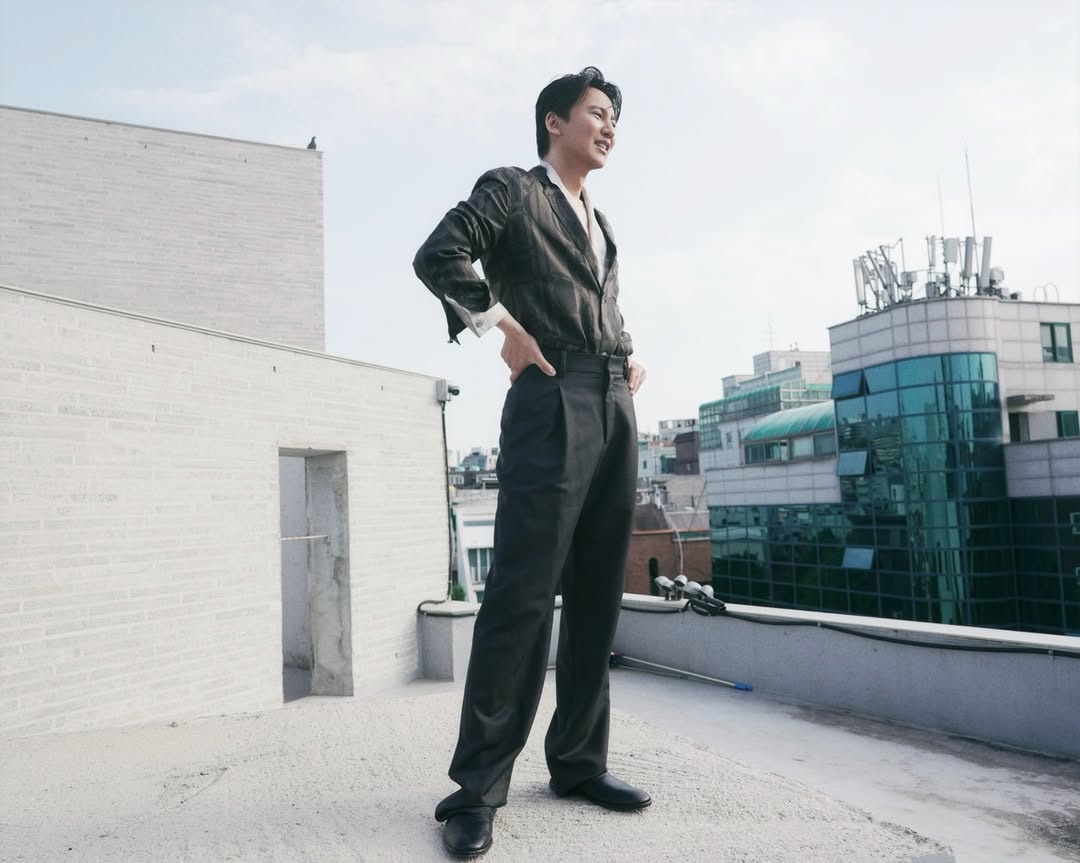 Febxxous's tweet photo. Aku suka bgt sama foto Namgil pose sakit pinggang yang ini https://t.co/SRk28TAPZ8