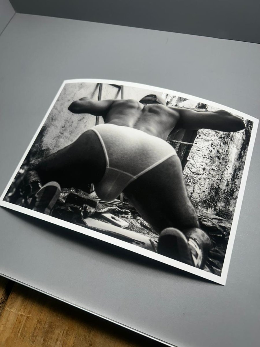 UKeyllor's tweet photo. Disponível -  Fine Art sem moldura ✨ 
.
Em papel algodão e pigmentação natural, devidamente assinada e enumerada, com tiragem limitada a 4 peças. Tamanho A5 
.
Da série fotográfica:
Exposição de Armas -Vulnerabilidade e Risco -2023 https://t.co/tZfbCRP0KV