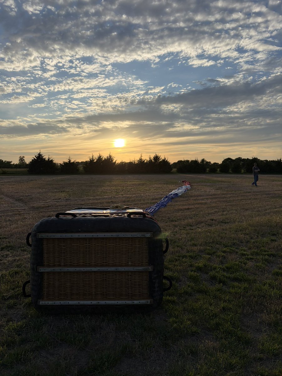 OldWorldballoon's tweet photo. Back home and back at it. RE/MAX market flight this evening in the Kansas City area! #OWB
#ReMaxBalloonTeam https://t.co/3cqH8IxynS