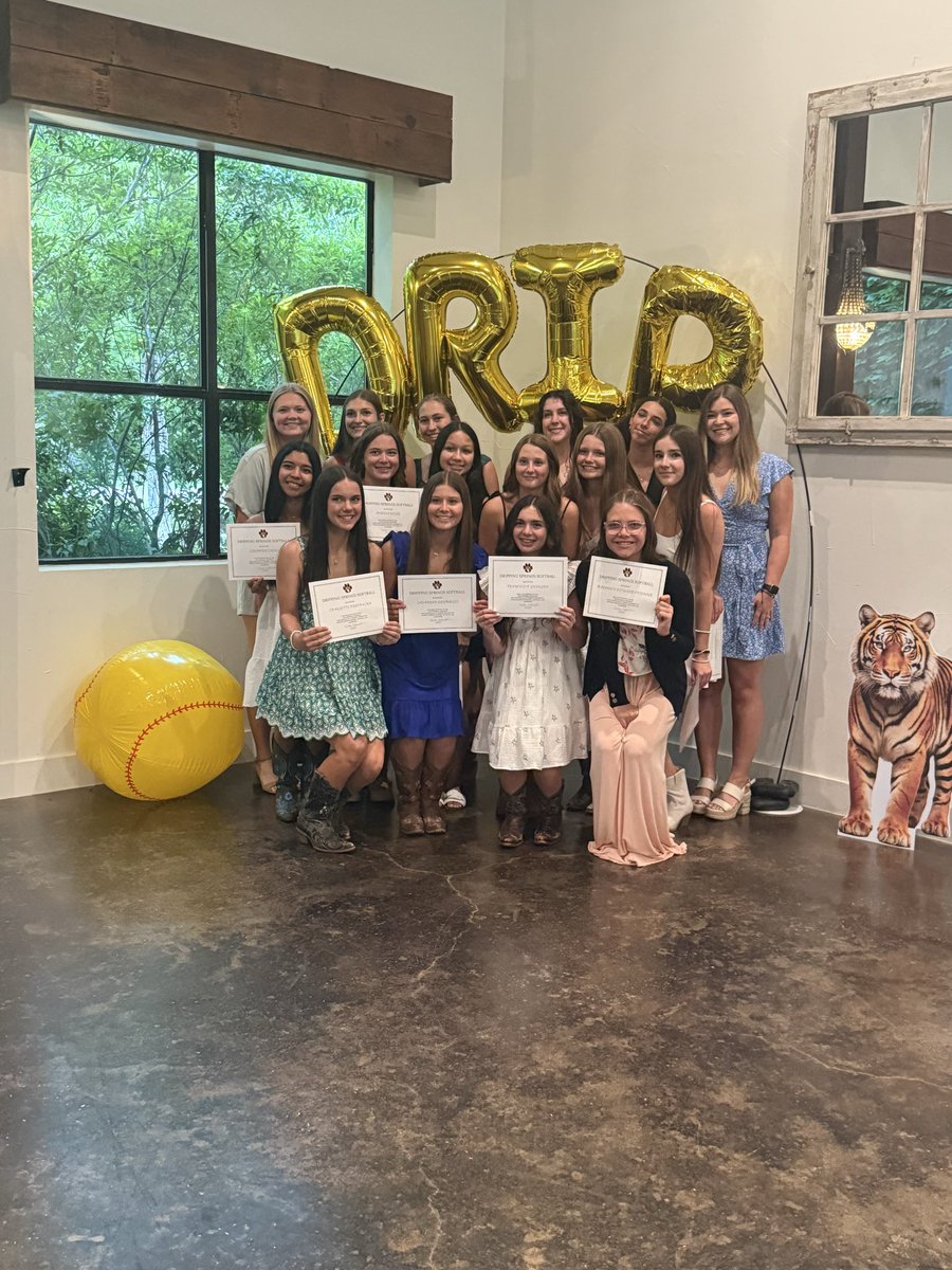DSHSsball's tweet photo. What a great night celebrating this season and these amazing athletes. So proud of all the hard work, growth, memories, and moments that made this year special. Thank you to everyone who helped make this season unforgettable. 🥎✨ https://t.co/4cwAlQYqal