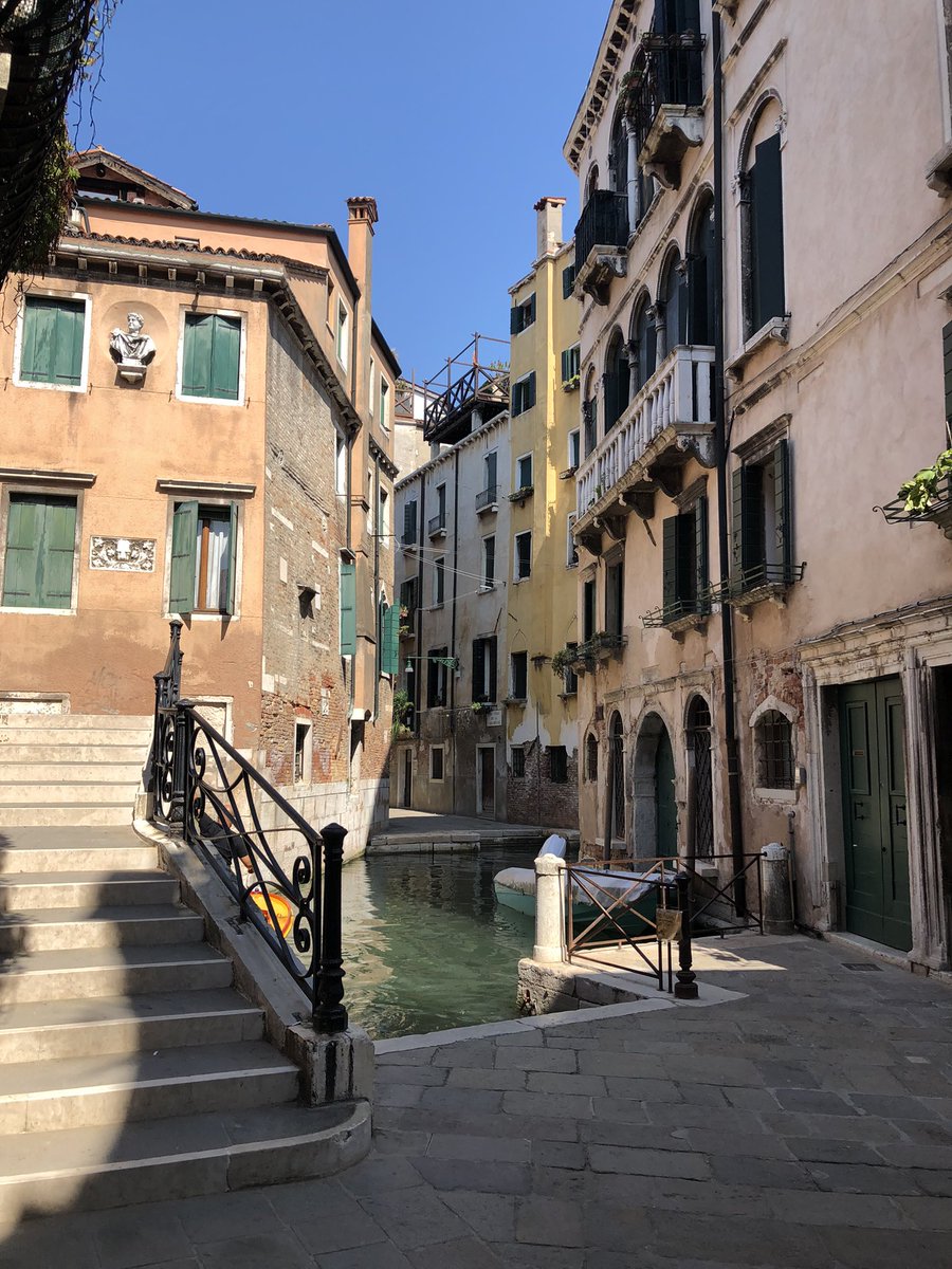 fernandulange's tweet photo. veneza! 😼 https://t.co/6zGAKq8iFs