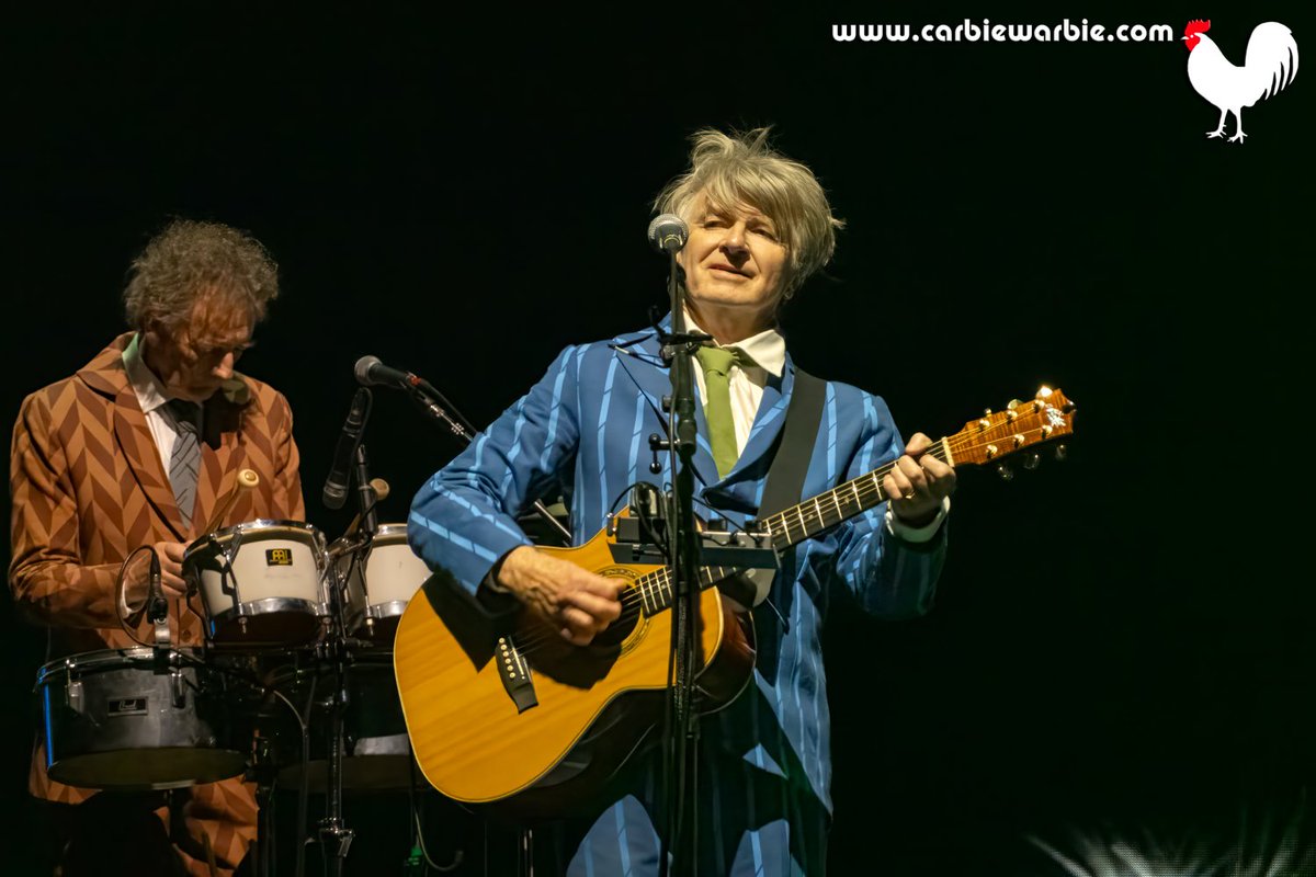 CarbieWarbie's tweet photo. ๐๐๐Happy Birthday to @NeilFinn. I hope he has another piece of chocolate cake. Here is a recent photograph of Neil from one of his recent #SplitEnz concerts at @RodLaverArena . โค๏ธโก๏ธ๐
#NeilFinn https://t.co/2bBL2DdWaH